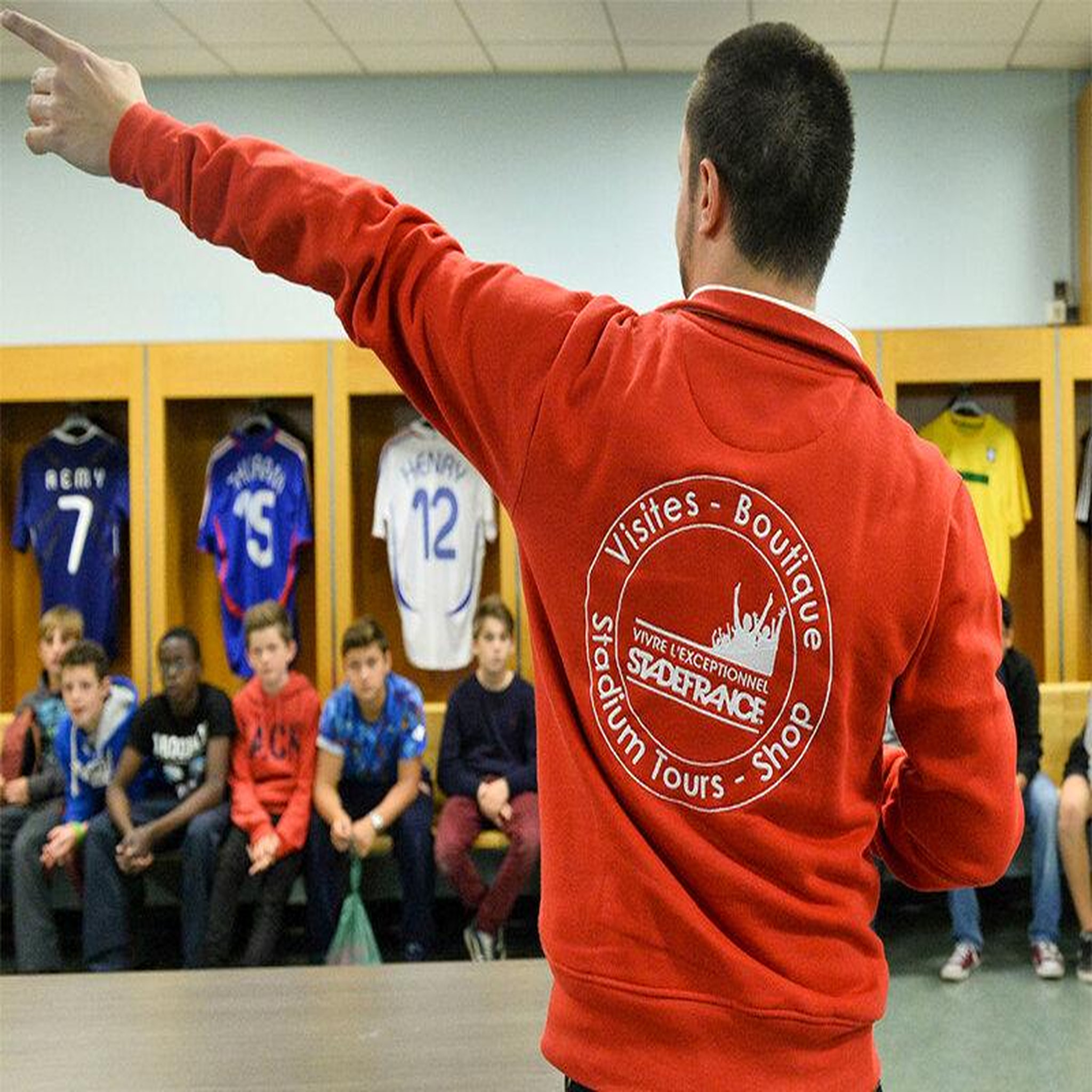Voir la diapositive 3 : Smartbox Visite des coulisses du stade de france en famille pour 1 adulte et 2 enfants - coffret cadeau sport & aventure