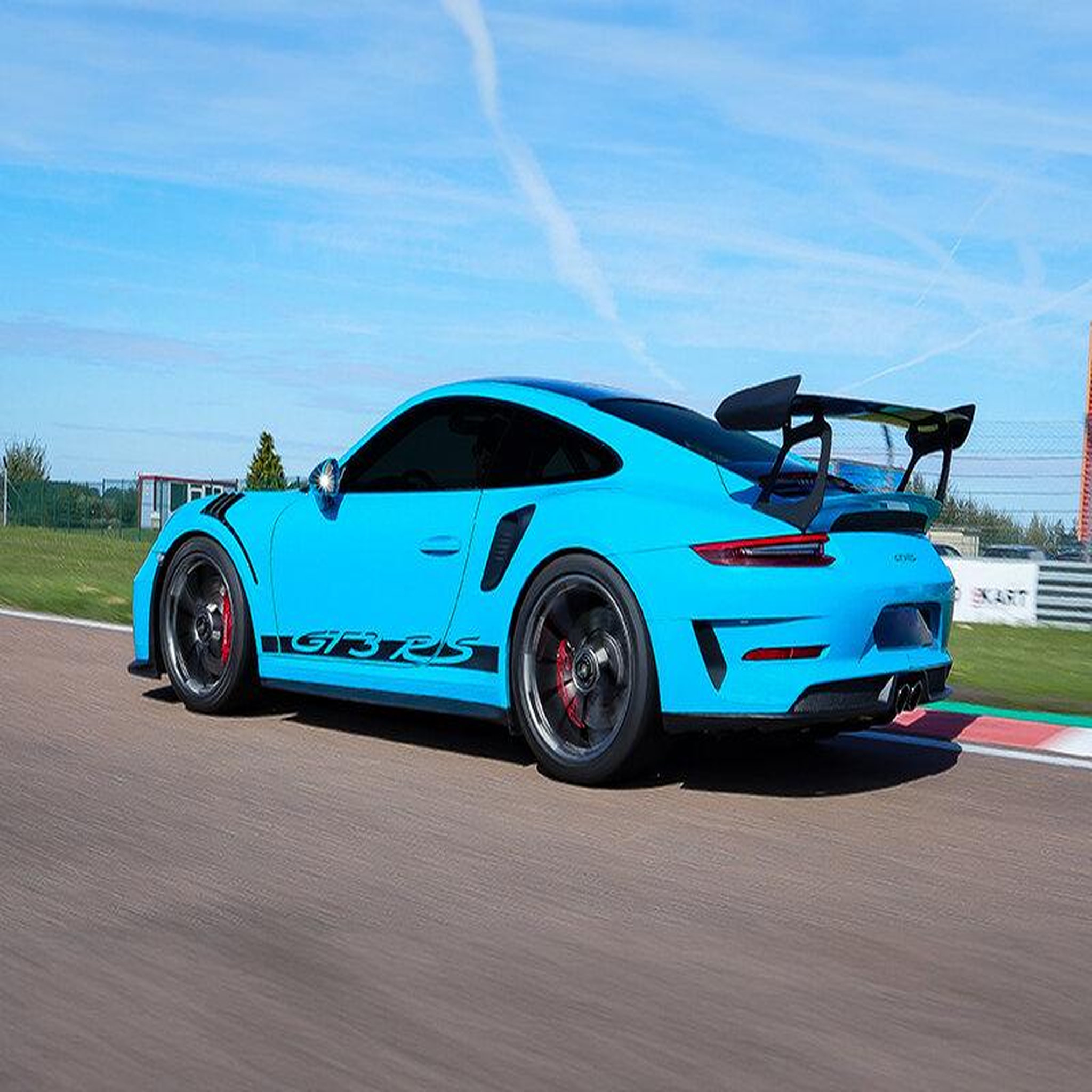 Voir la diapositive 3 : Smartbox Stage de pilotage : 5 tours sur le circuit de Pouilly-en-Auxois en Porsche 991 GT3 RS - Coffret Cadeau Sport & Aventure