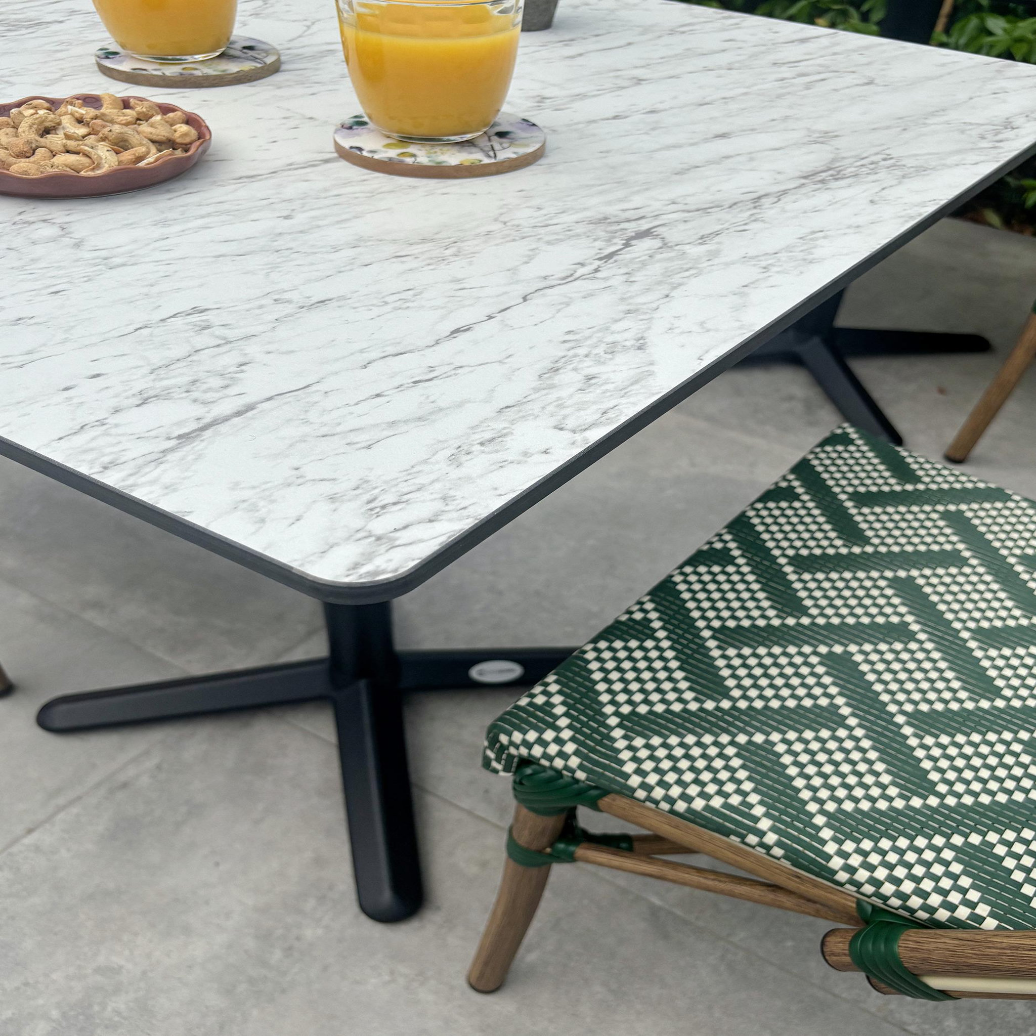 Voir la diapositive 5 : DCB GARDEN Ensemble repas de jardin en acier et plateau en HPL (2 places)