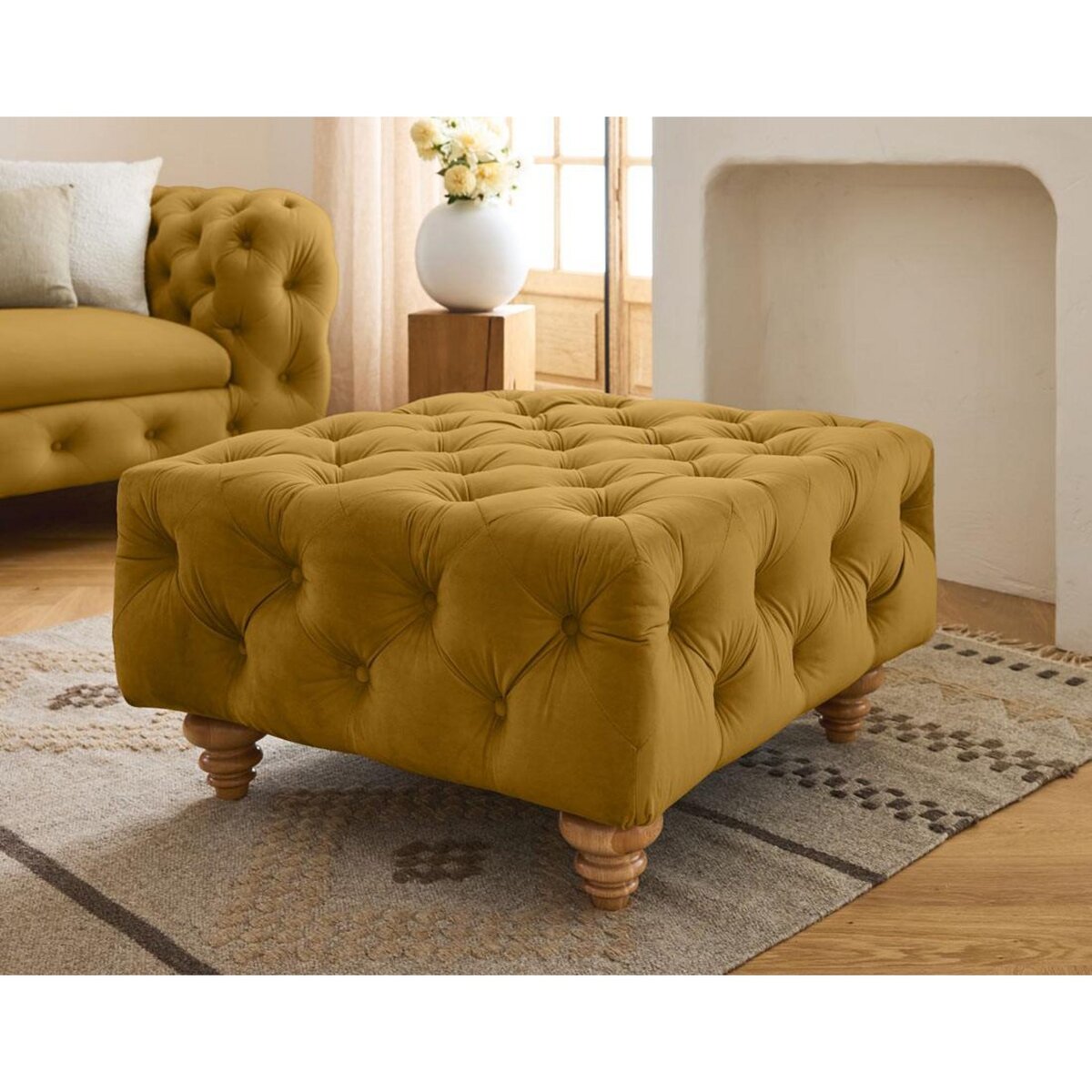LISA DESIGN Walter - pouf chesterfield en velours - pieds bois