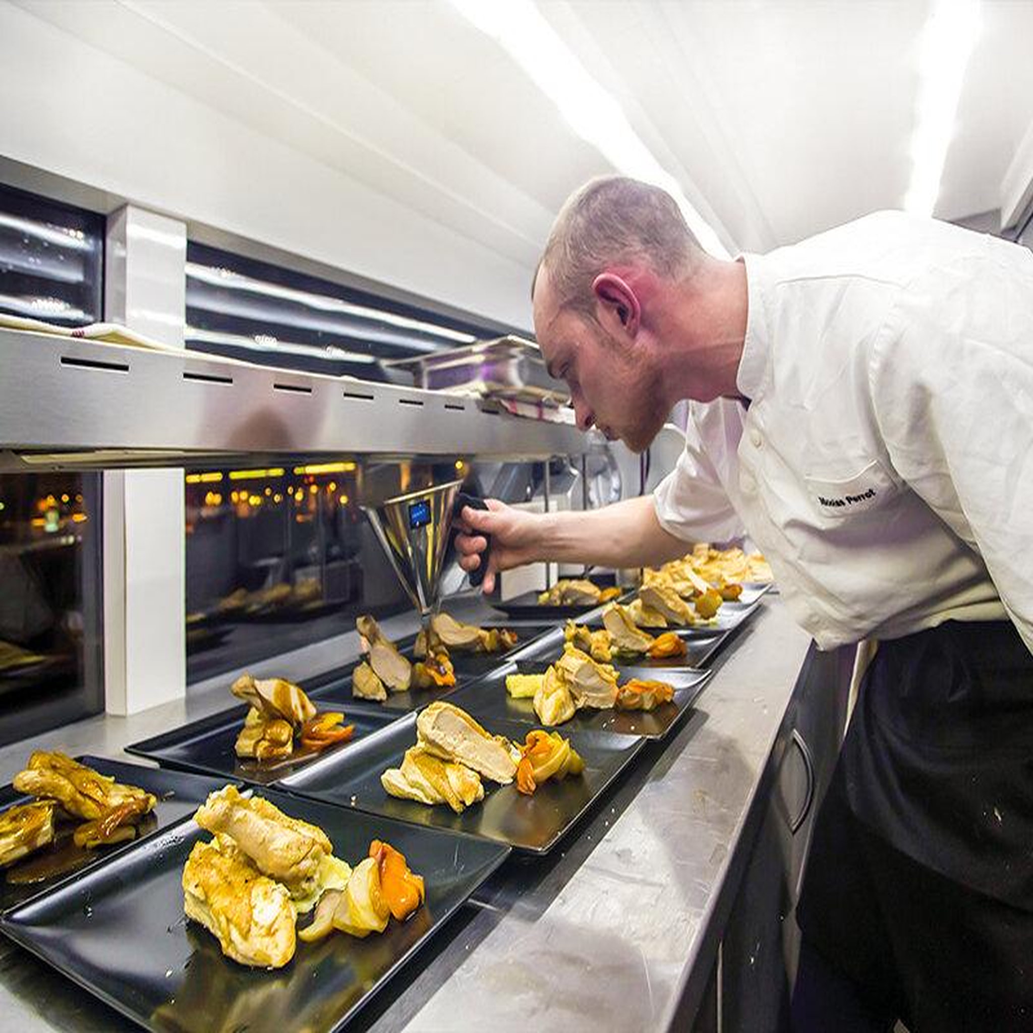 Voir la diapositive 5 : Smartbox Repas insolite 5 plats et visite de paris dans le bus à impériale champs-élysées - coffret cadeau gastronomie