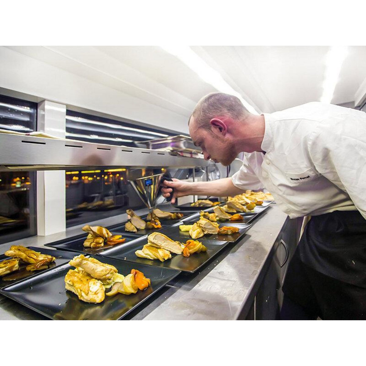 Smartbox Repas insolite 5 plats et visite de Paris dans le bus à impériale Champs-Élysées - Coffret Cadeau Gastronomie