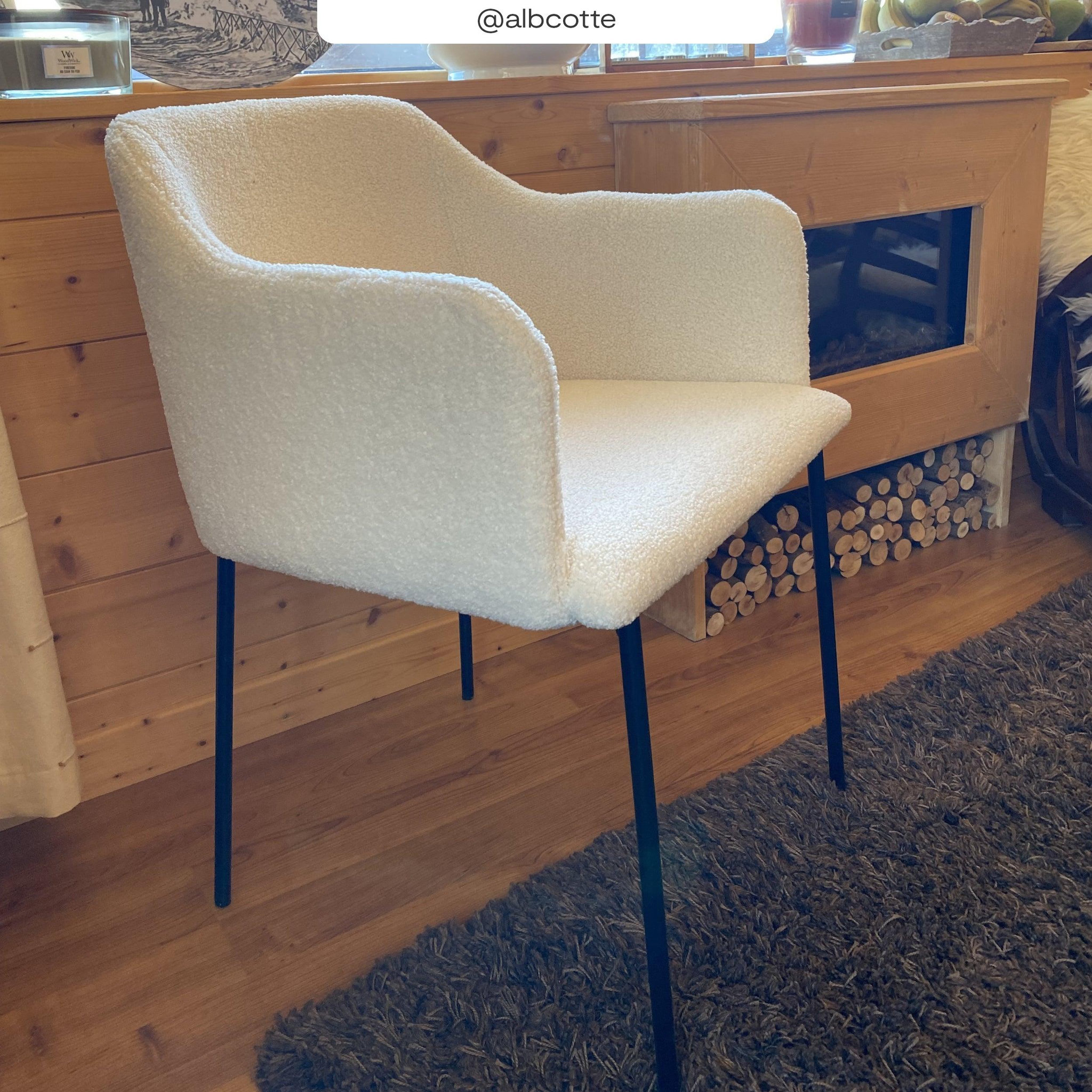 Voir la diapositive 5 : MAISON PAVANE Fauteuil blanc en tissu effet laine bouclette-glam