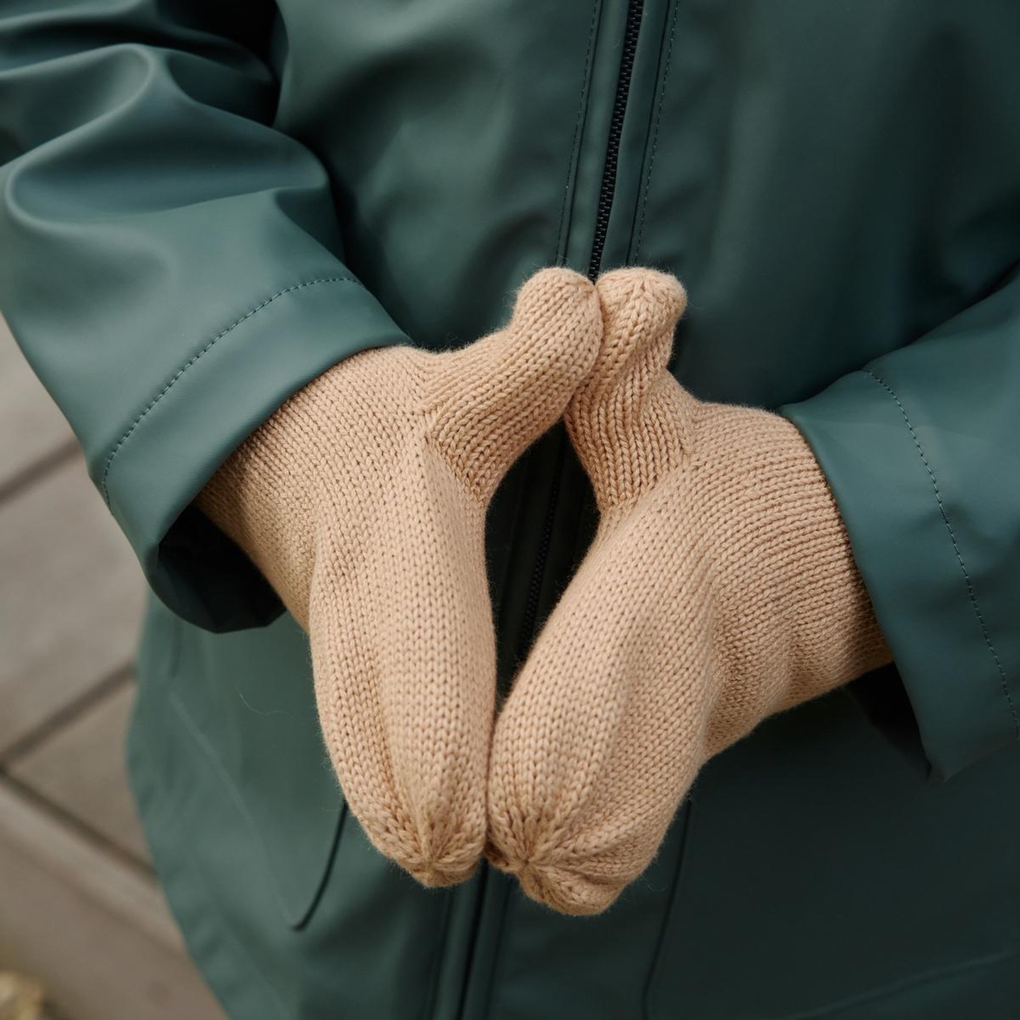 Voir la diapositive 5 : PETIT BEGUIN Bonnet bébé et moufles en tricot Moka