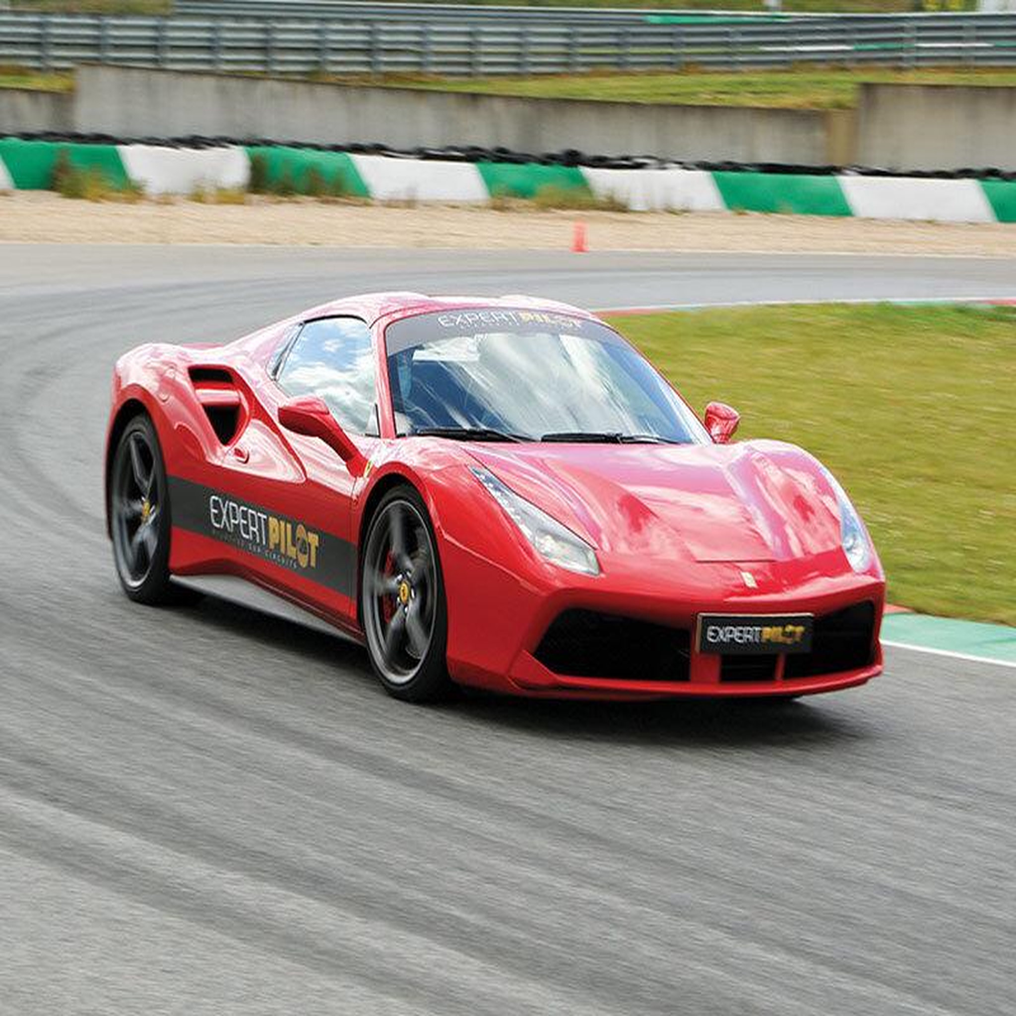 Voir la diapositive 2 : Smartbox Pilotage : 3 tours au volant d'une ferrari f488 sur le circuit de dijon-prenois - coffret cadeau sport & aventure