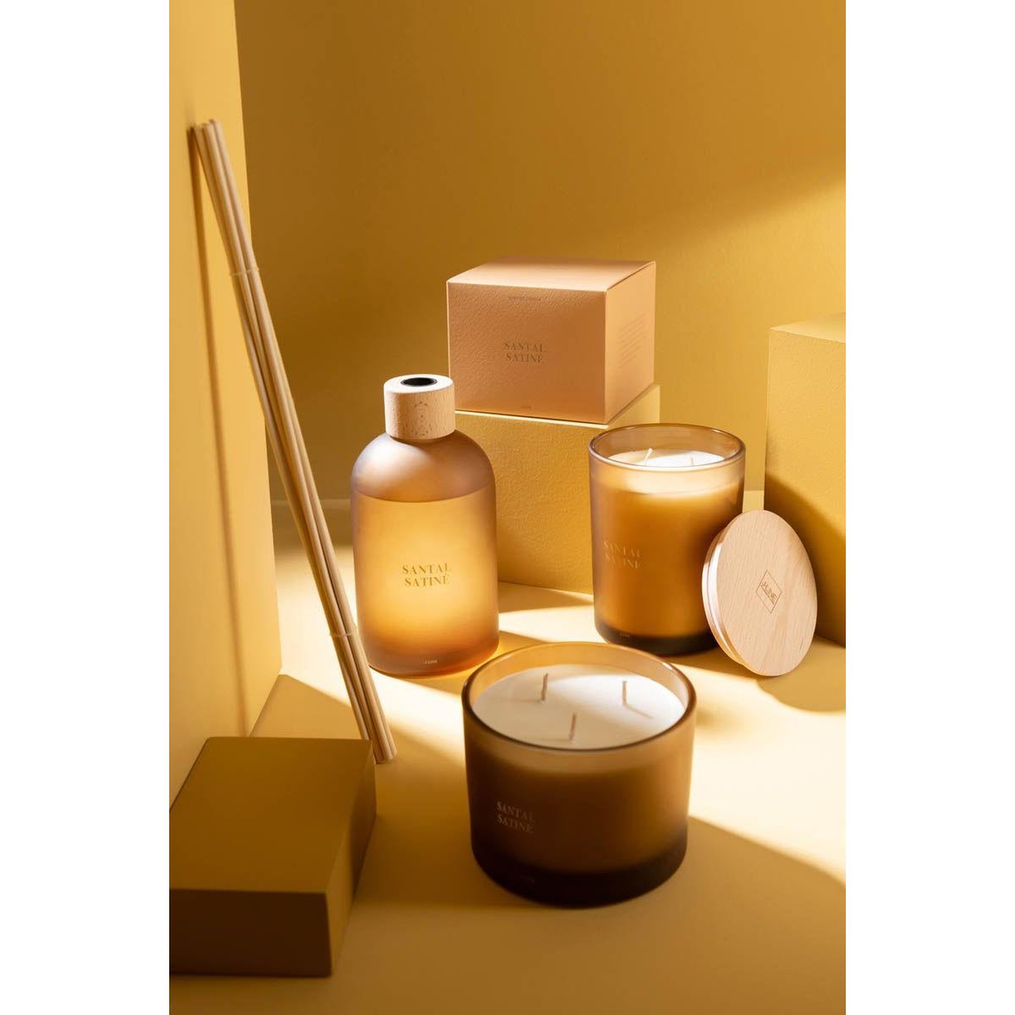 Voir la diapositive 6 : J-LINE Bougie parfumée  accords essentiels  10cm santal satiné