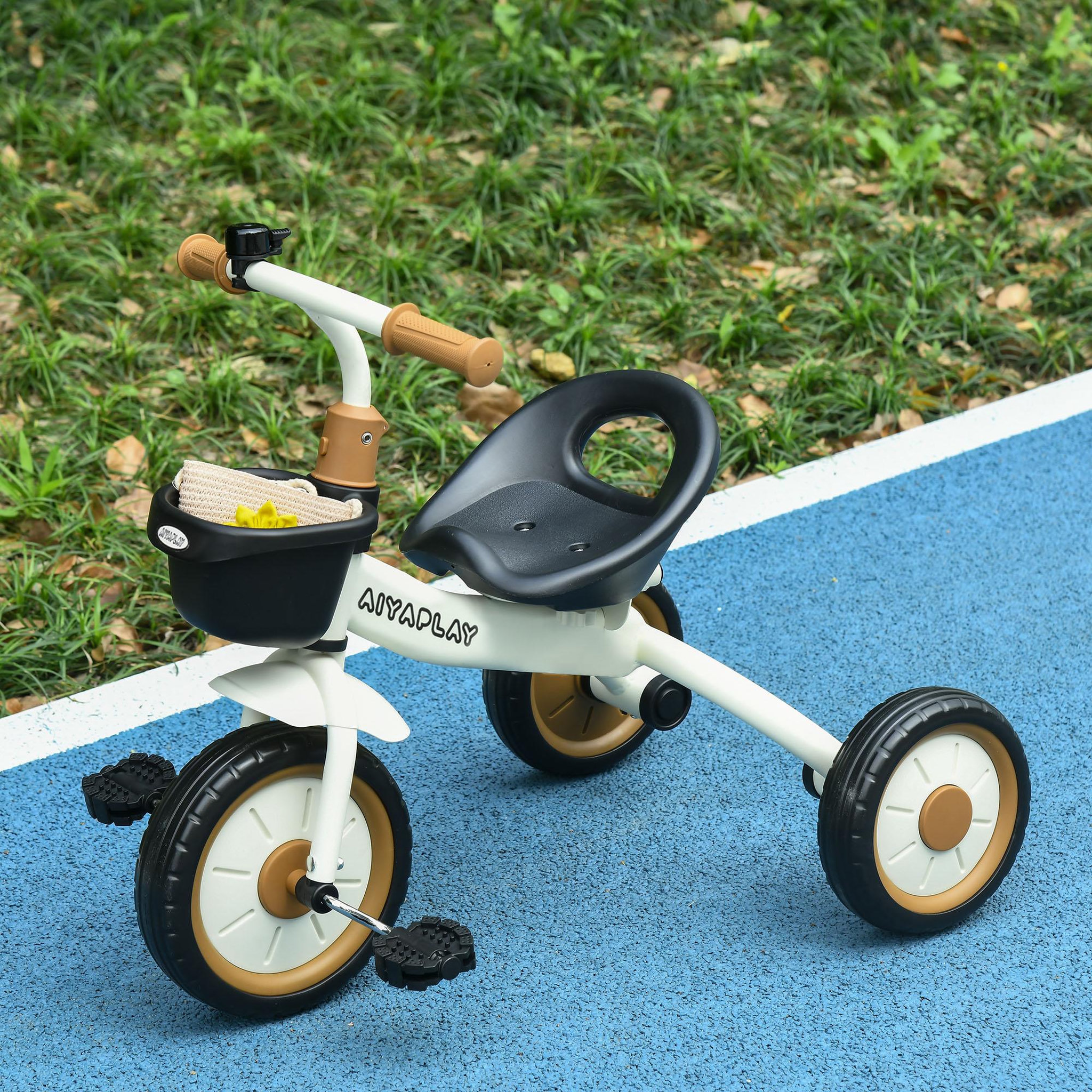 Voir la diapositive 2 : HOMCOM Tricycle enfant multi-équipé garde-boue sonnette panier pédales antidérapantes siège réglable avec dossier métal blanc