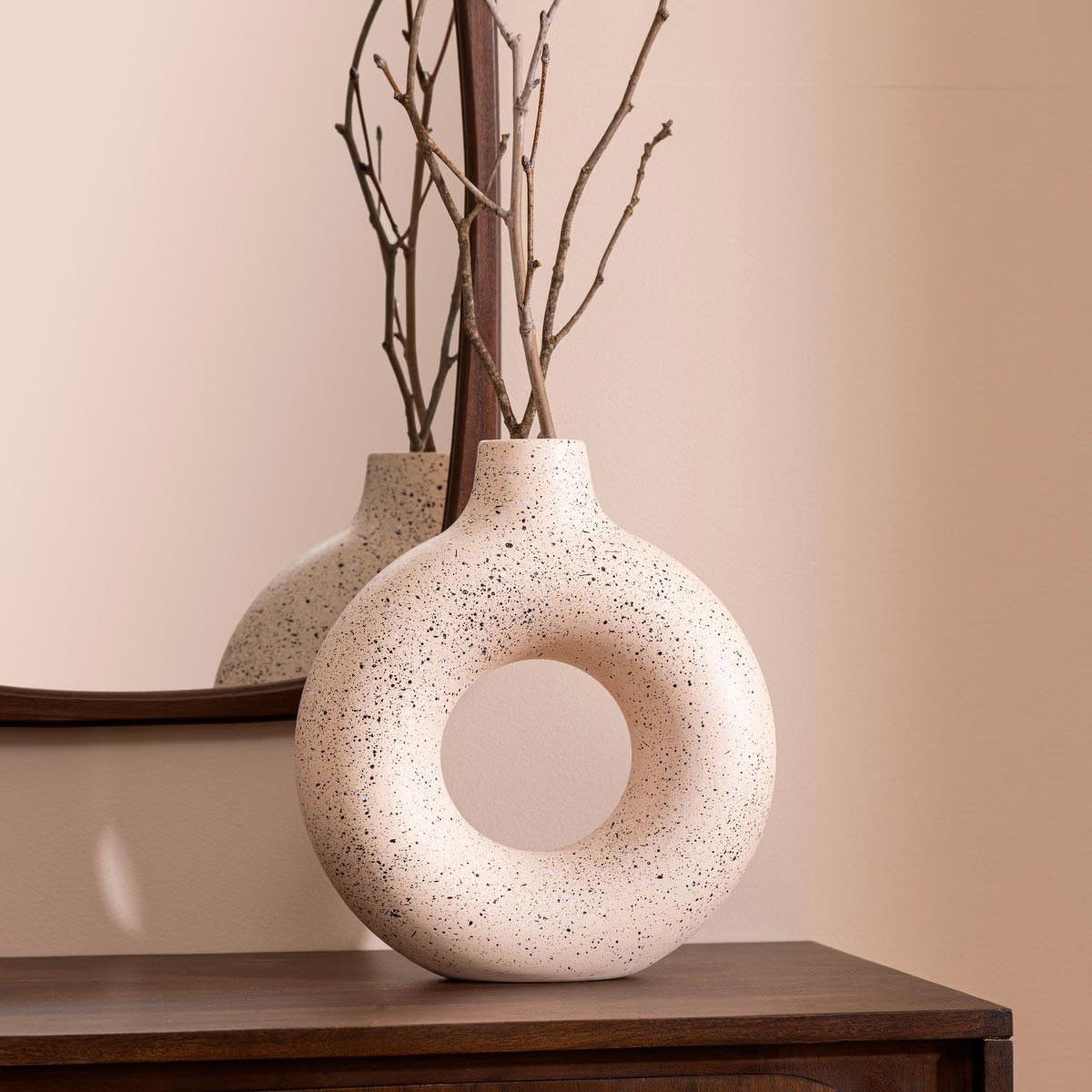 Voir la diapositive 3 : ATMOSPHERA Vase design en dolomite  circle  30cm blanc & noir