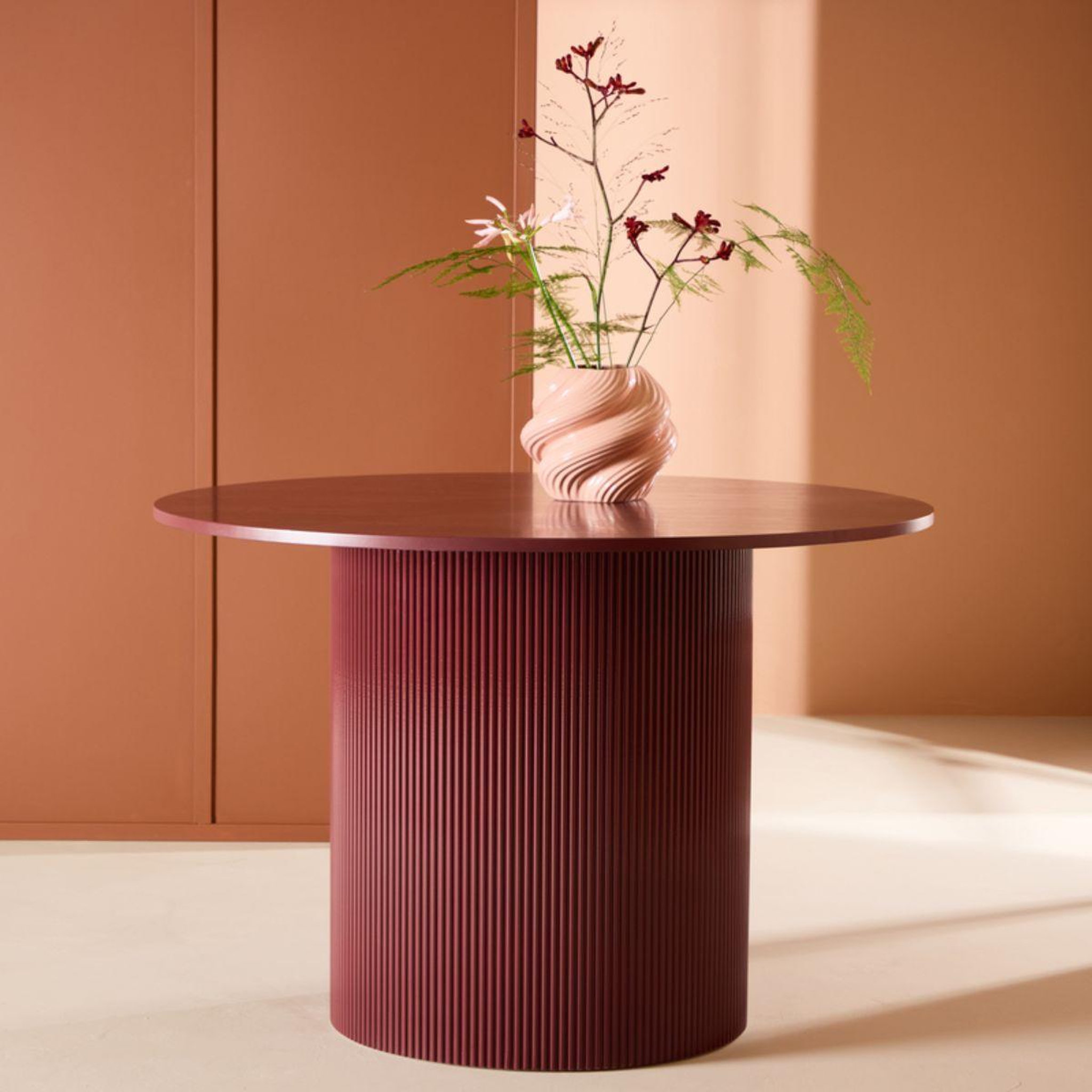 Voir la diapositive 3 : Paris Prix Table à manger nervurée  lenox  110cm bordeaux