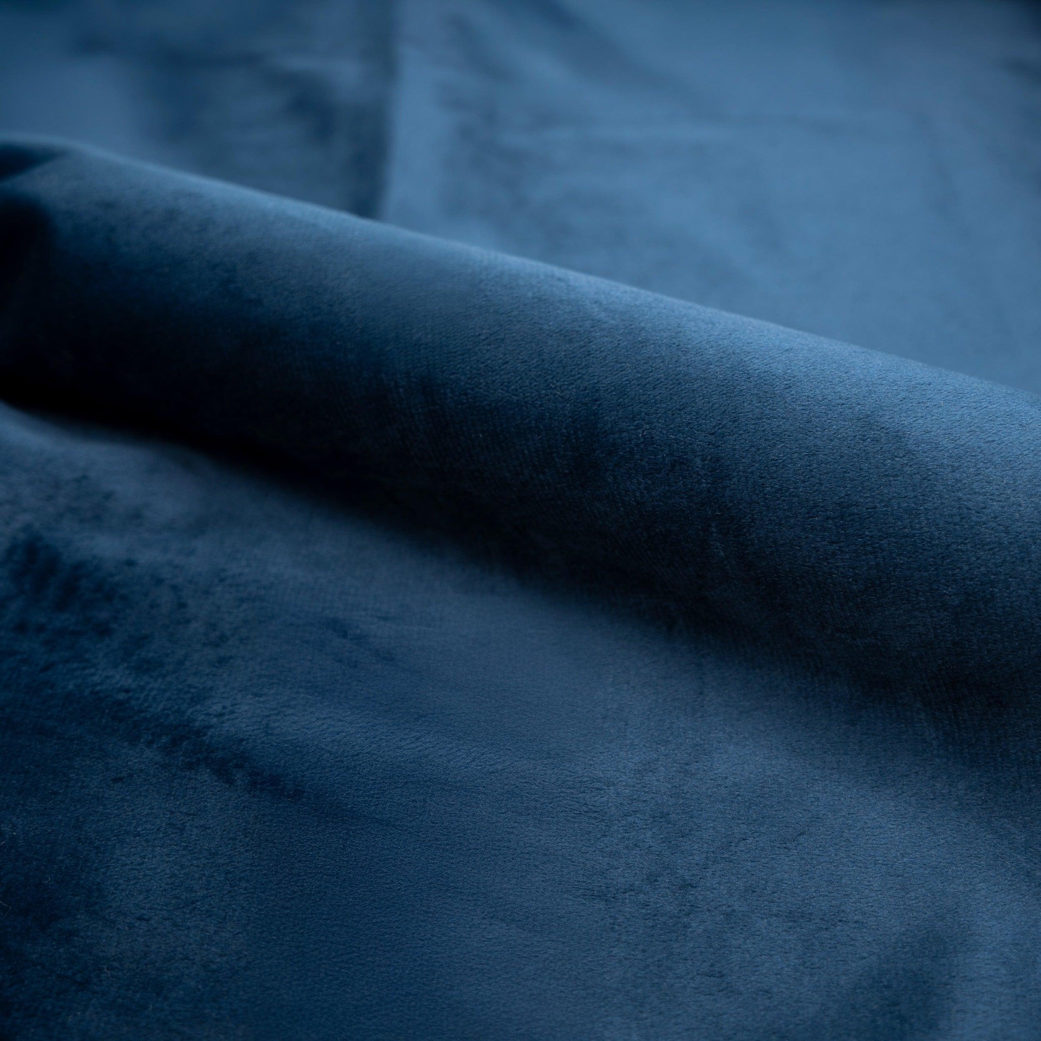 Voir la diapositive 3 : MAISON PAVANE Lot de 2 chaises en velours bleu foncé et pieds en métal-cozy