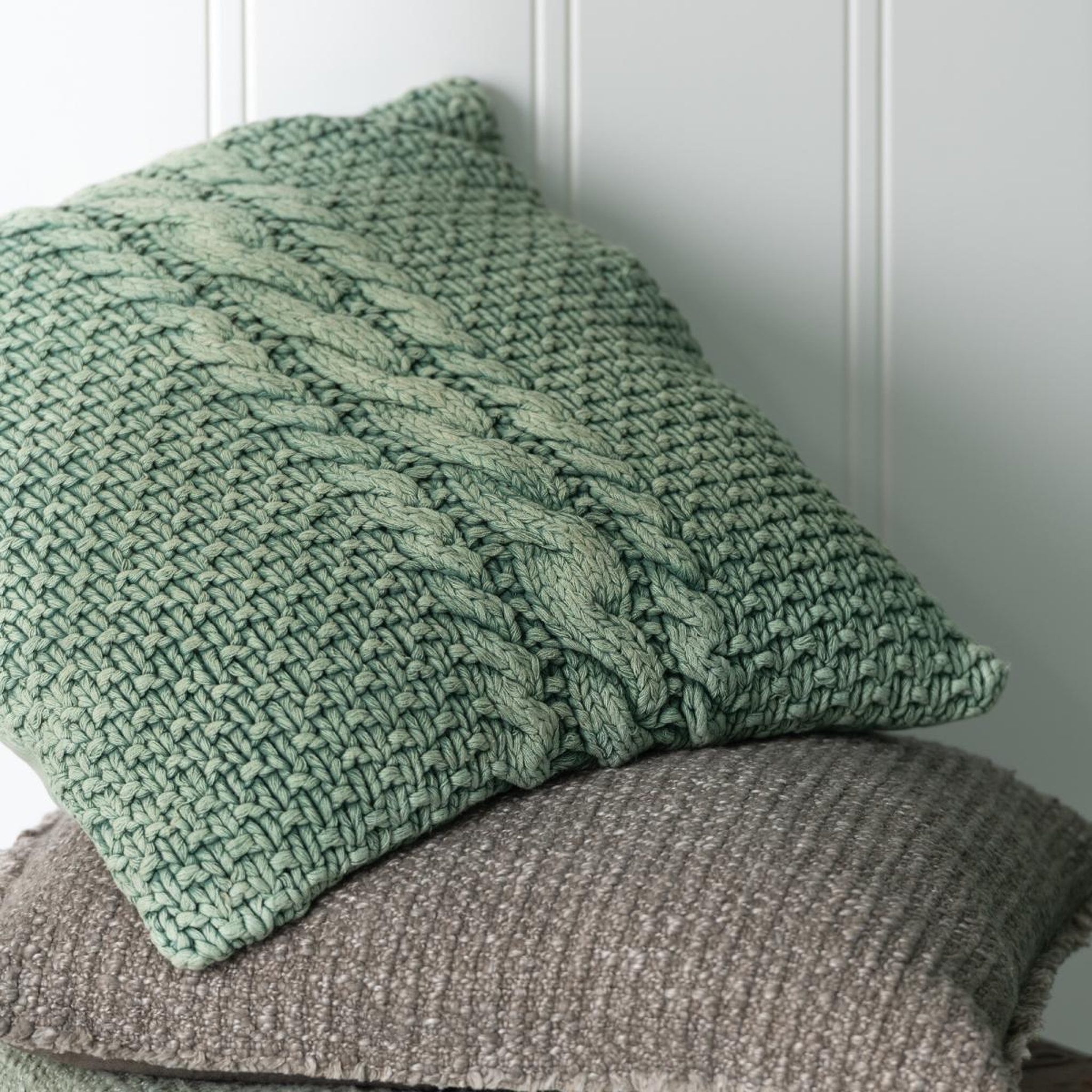 Voir la diapositive 4 : J-LINE Coussin en tricot tressé  helena  50x50cm vert