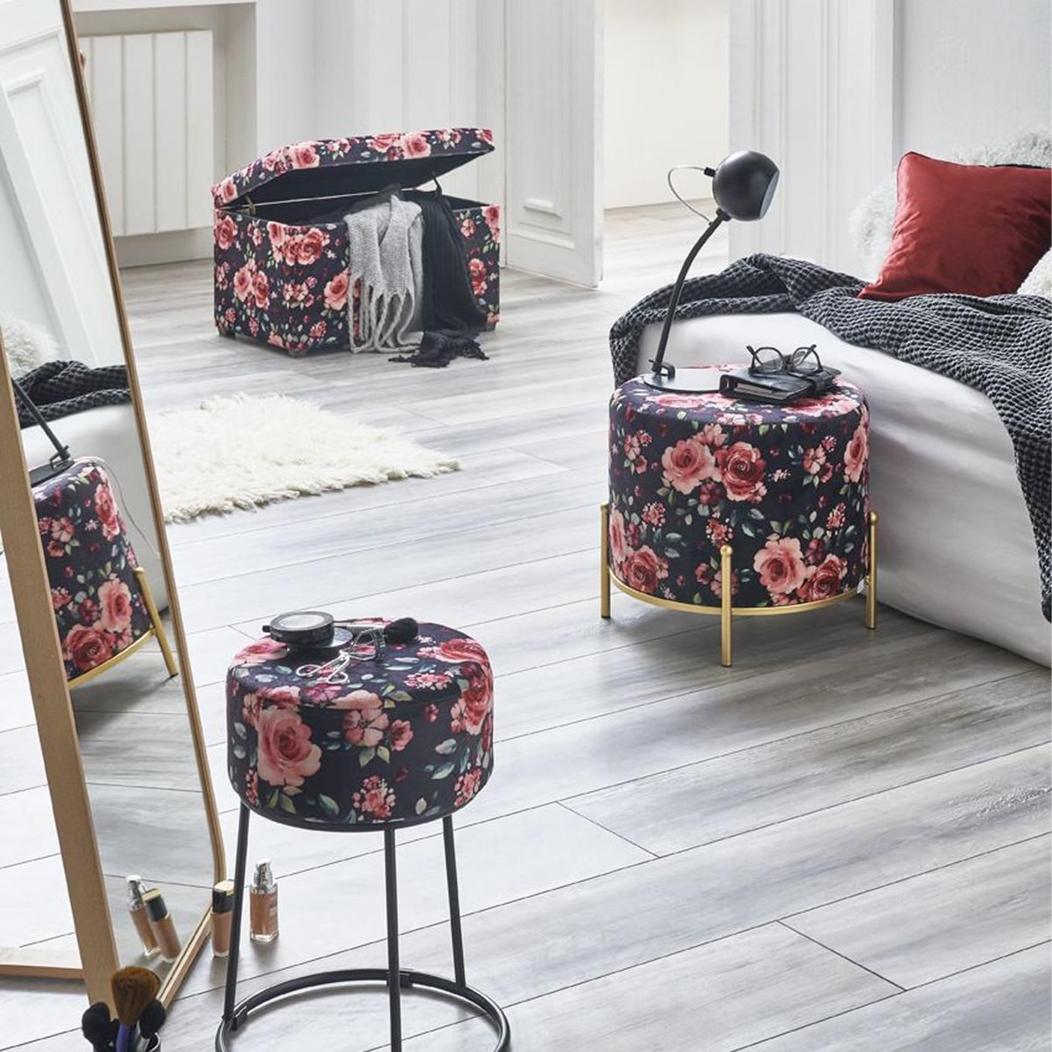 Voir la diapositive 2 : Paris Prix Tabouret en velours  motif fleurs  48cm noir & rose