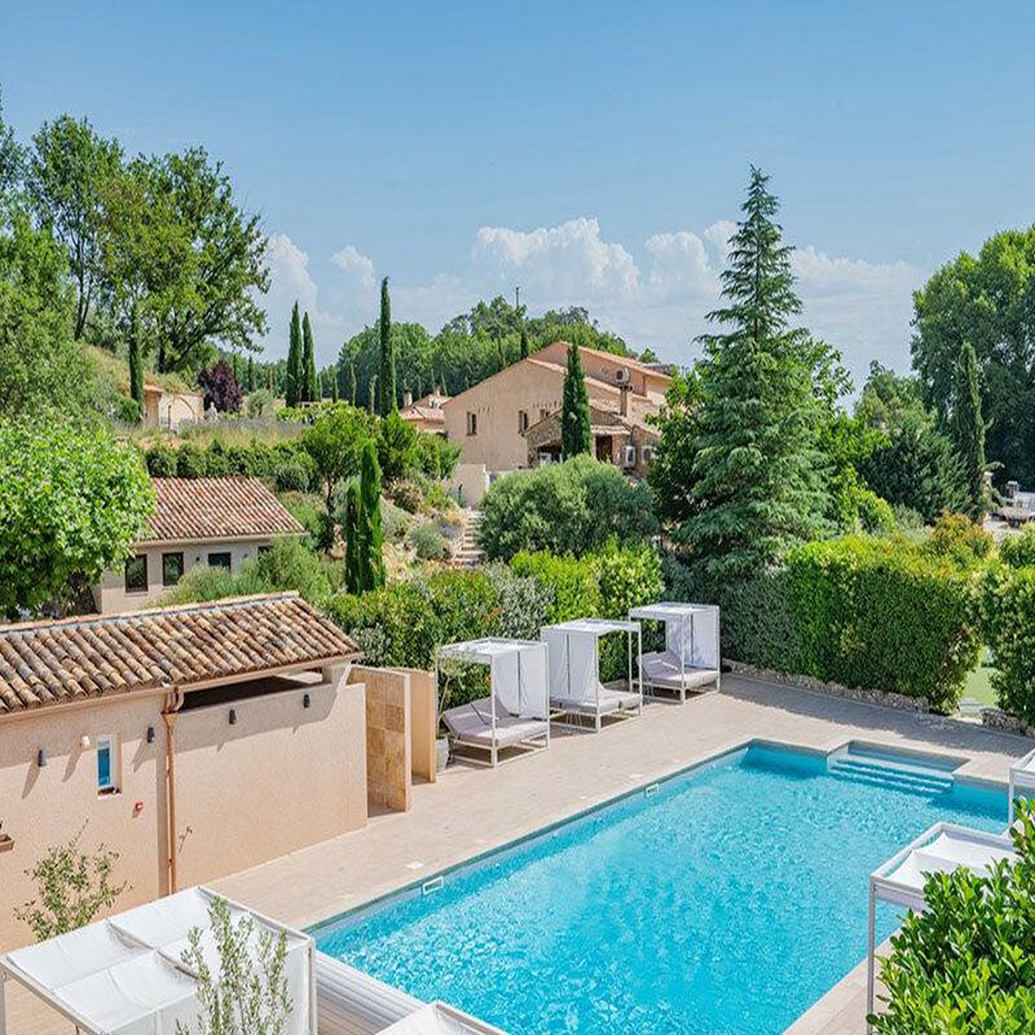 Voir la diapositive 2 : Smartbox 2 jours de luxe en hôtel 5* avec accès au spa et au golf près de aix-en-provence - coffret cadeau séjour