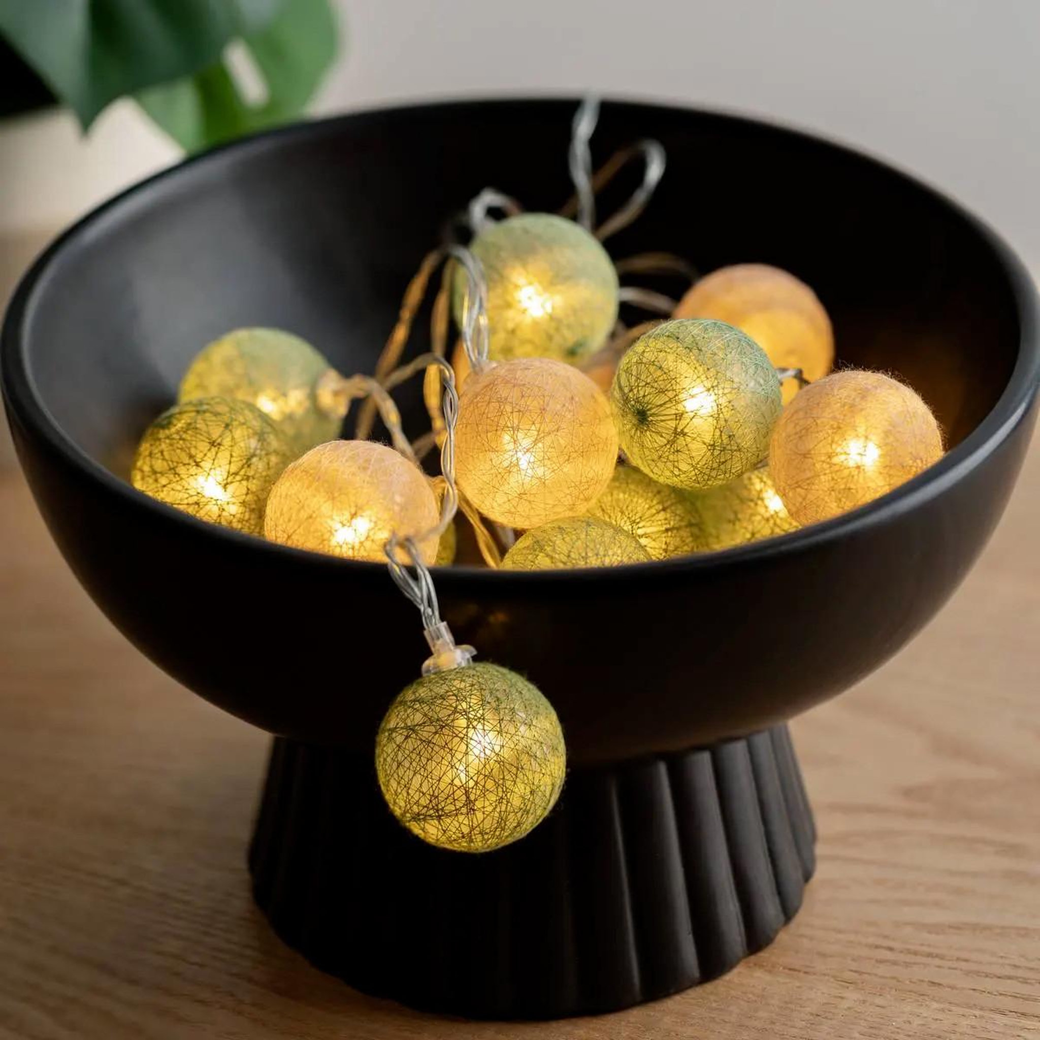 Voir la diapositive 2 : ATMOSPHERA Guirlande led 16 boules  army  255cm multicolore