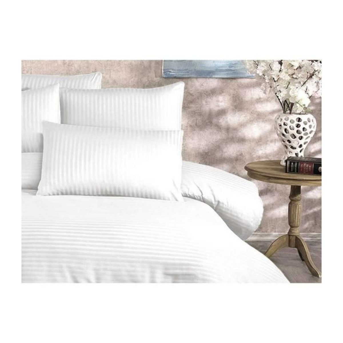 GENERIQUE Parure de lit - 1 housse de couette 220 x 240 cm + 2 taies d'oreiller 60 x 60 cm - 70% polyester, 30% coton - Blanc