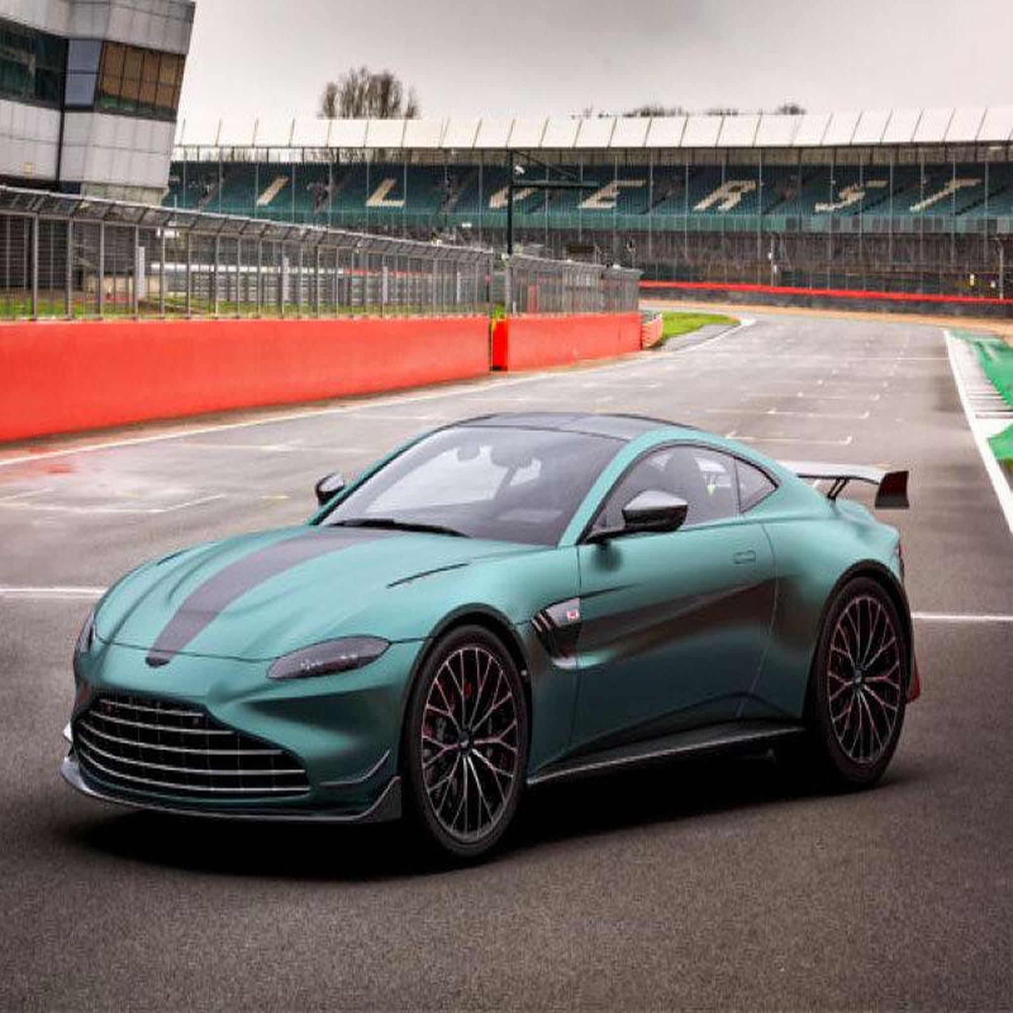 Voir la diapositive 4 : Smartbox Stage de pilotage : 2 tours en Aston Martin Vantage F1 sur circuit - Coffret Cadeau Sport & Aventure