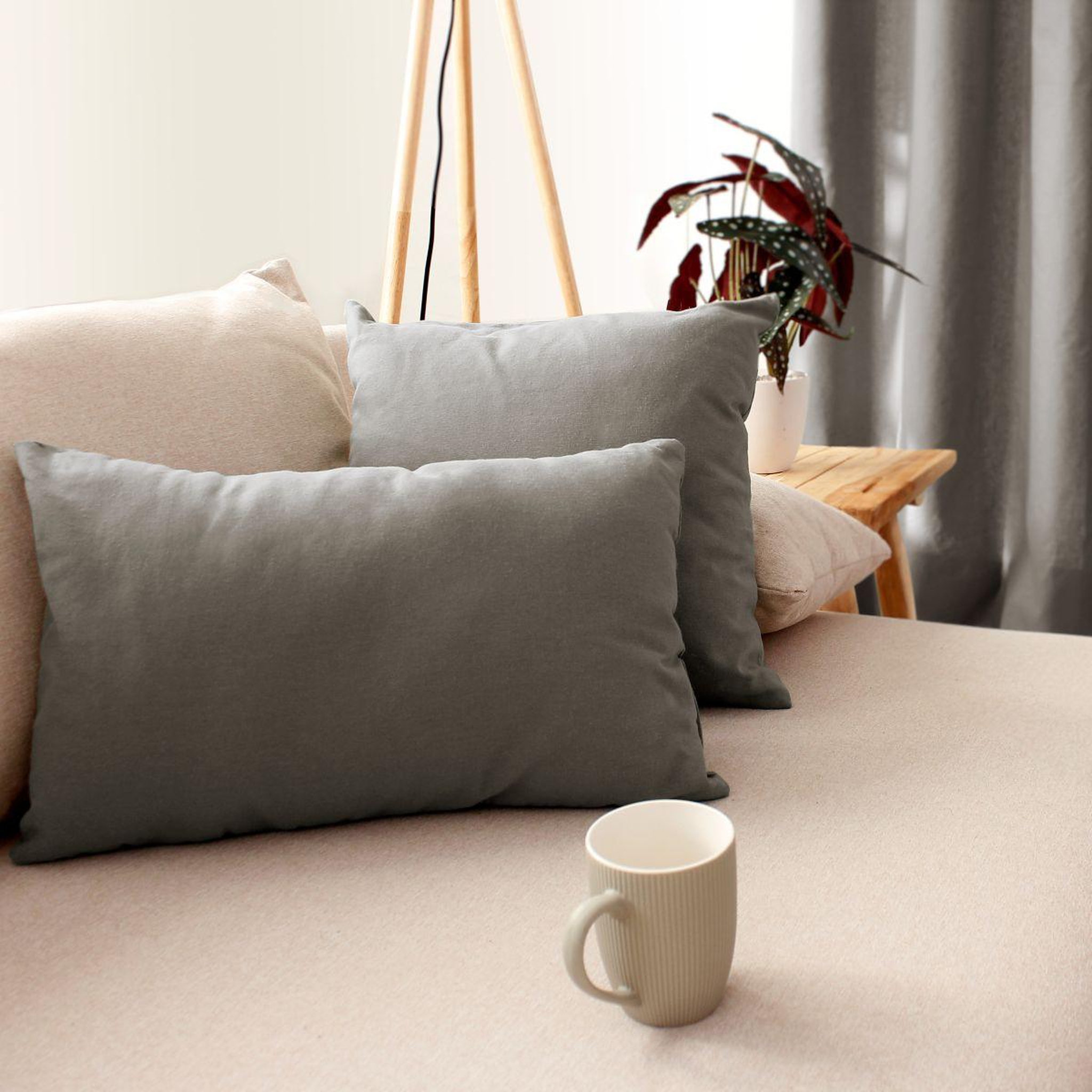 Voir la diapositive 2 : ENJOY HOME Coussin déco uni  panama  30x50cm gris clair