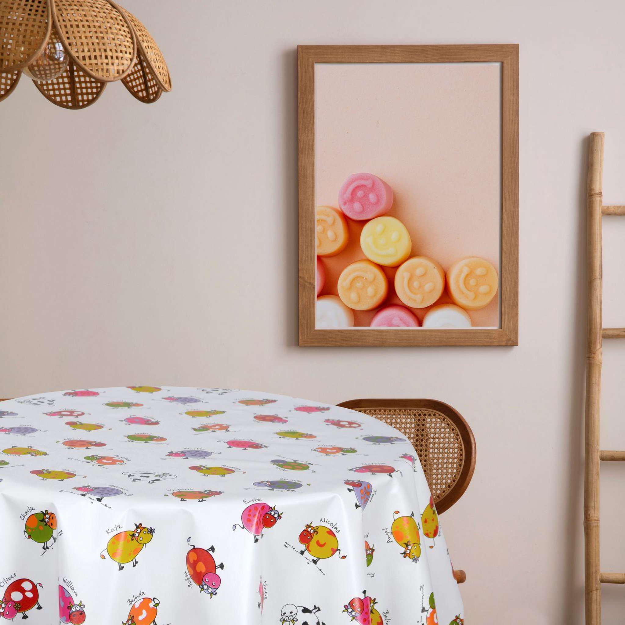Voir la diapositive 2 : HABITABLE Nappe en toile cirée ronde VACHE - Diam. 135 cm
