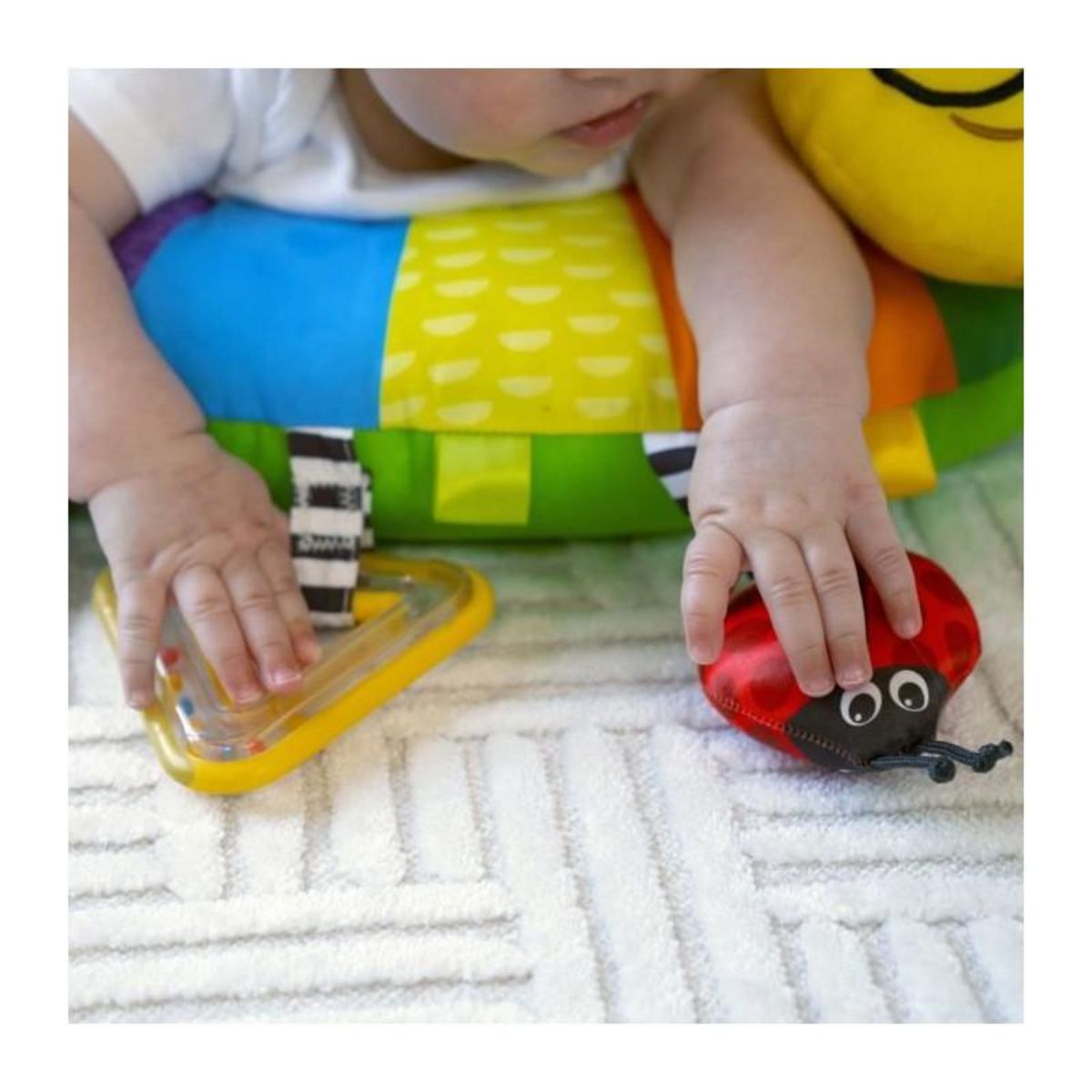 BABY EINSTEIN Coussin d'activités multisensoriel pour jeux a plat ventre - BABY EINSTEIN - Cal-a-Pillow - Enfants de 0 mois et plus