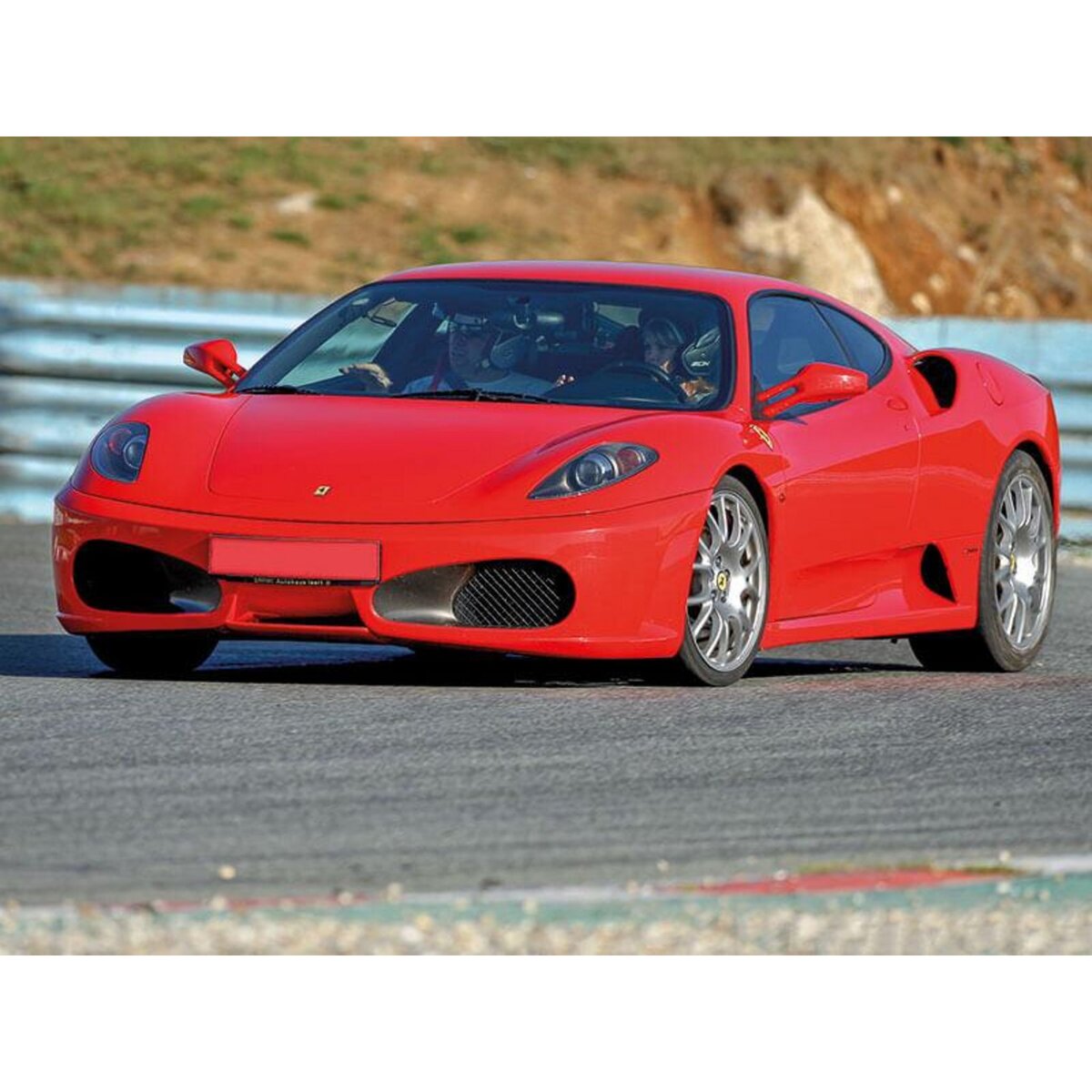 Smartbox Stage de pilotage de 5 tours sur circuit aux commandes d'une Ferrari - Coffret Cadeau Sport & Aventure