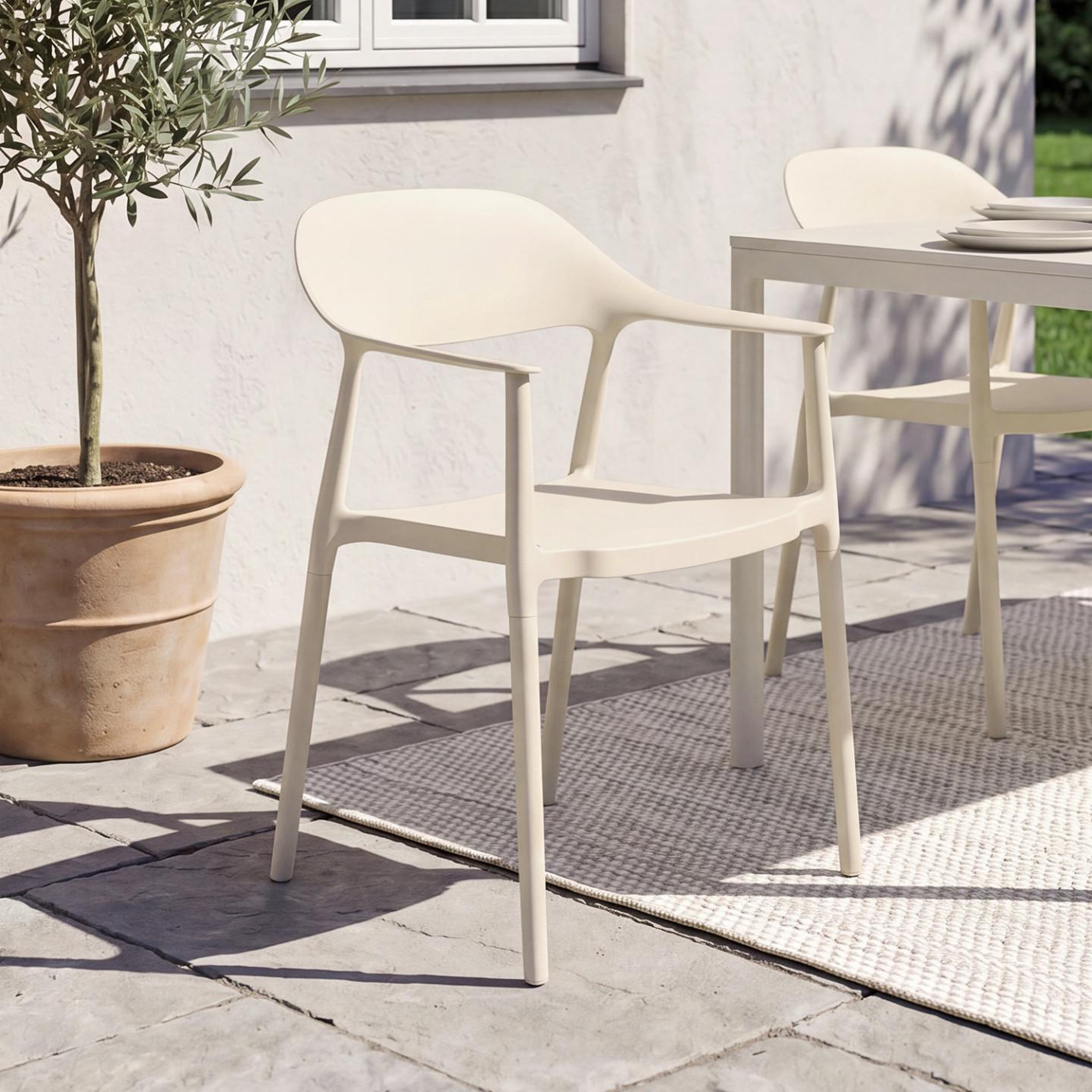 Voir la diapositive 2 : ID MARKET Lot de 4 chaises de jardin empilables suzon en polypropylène beige