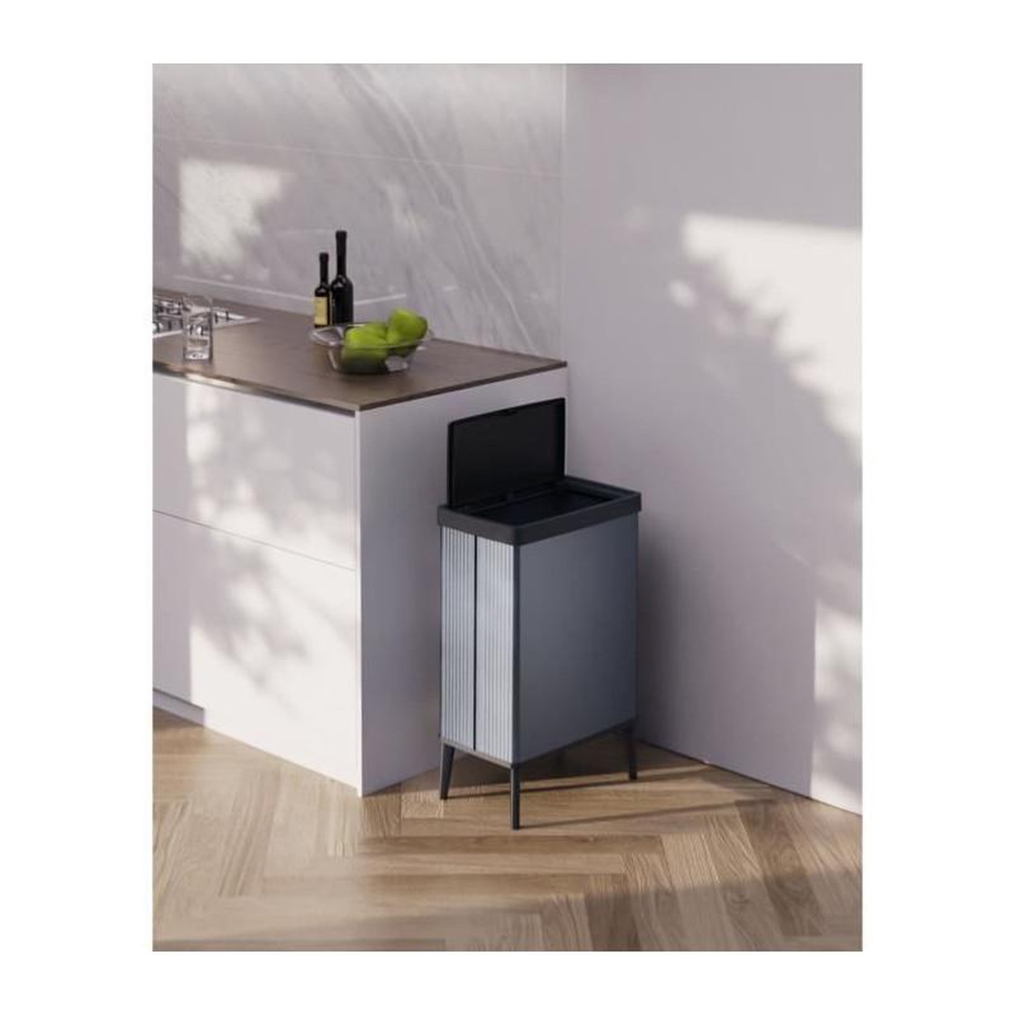 Voir la diapositive 2 : CURVER Poubelle sur pieds - VERTO - CURVER - Ouverture touch - 54 L - Bleu perle