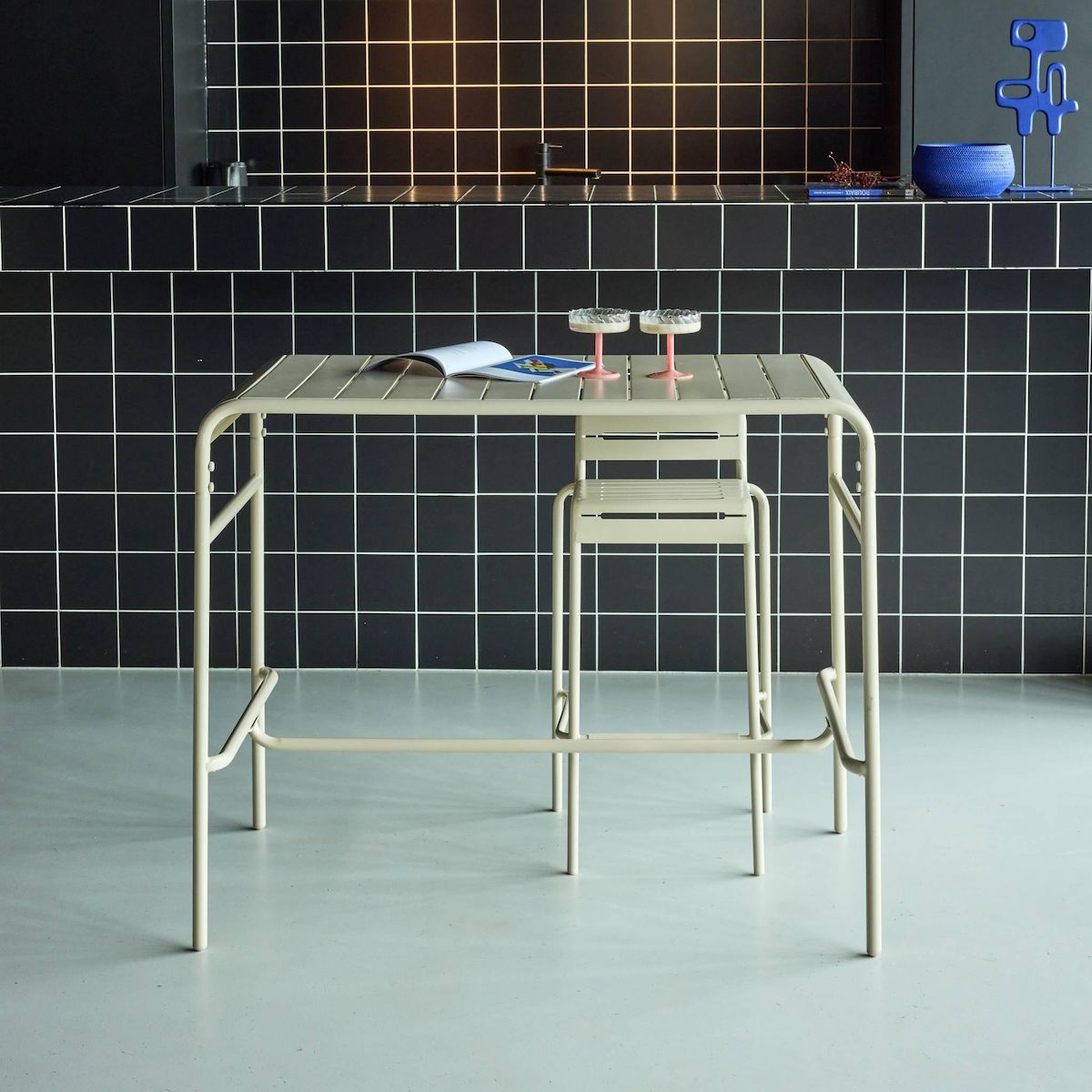 SWEEEK Table haute de jardin métal 4 places, Amelia 120 x 70cm x 95cm