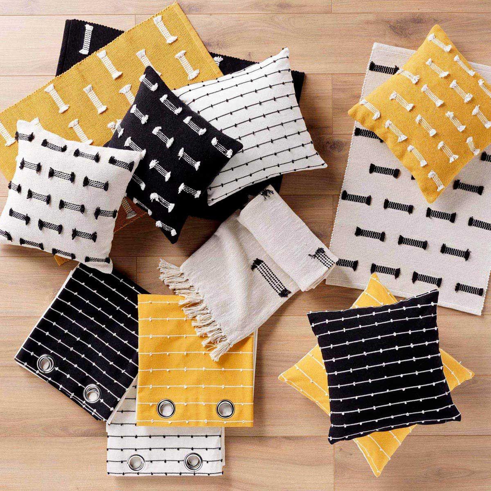 Voir la diapositive 5 : Douceur d'Intérieur Tapis déco tissé  juline  50x80cm noir