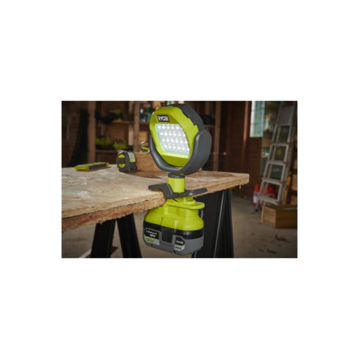 Ryobi Lampe sur pince RYOBI RLCL18-0 - 18V One+ - 1000 lumens - sans batterie ni chargeur