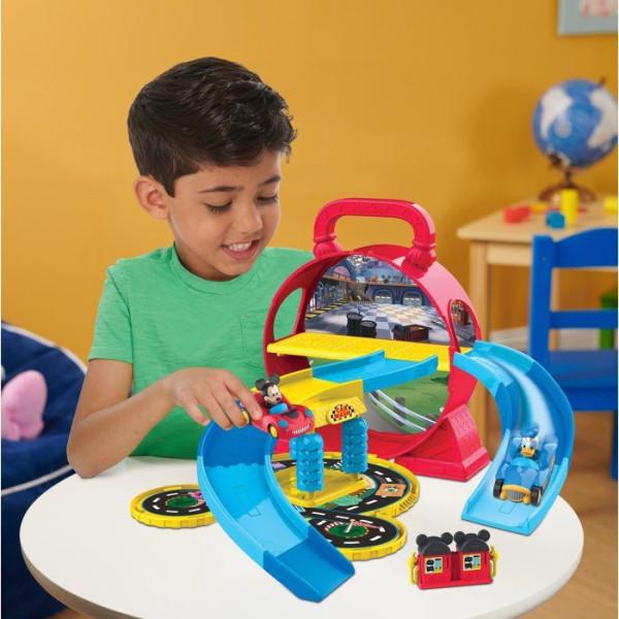 Voir la diapositive 3 : DISNEY Garage transportable - disney - mickey mouse stow n' go - 12 accessoires - 2 véhicules inclus