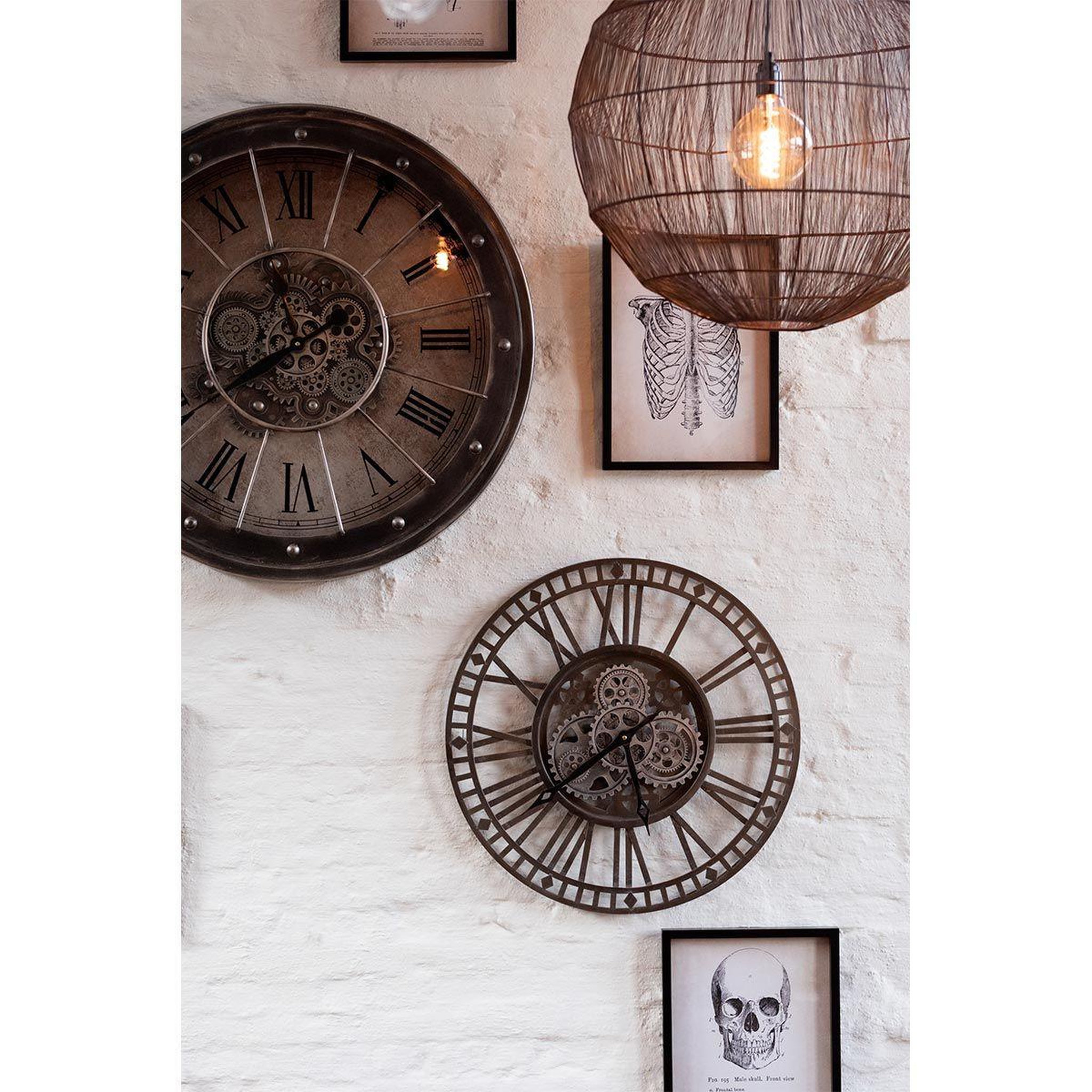Voir la diapositive 4 : J-LINE Horloge murale design  chiffres romains  60cm gris