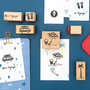 Voir la diapositive 1 : RICO DESIGN 6 tampons bois avec encreur - Voyage de vacances