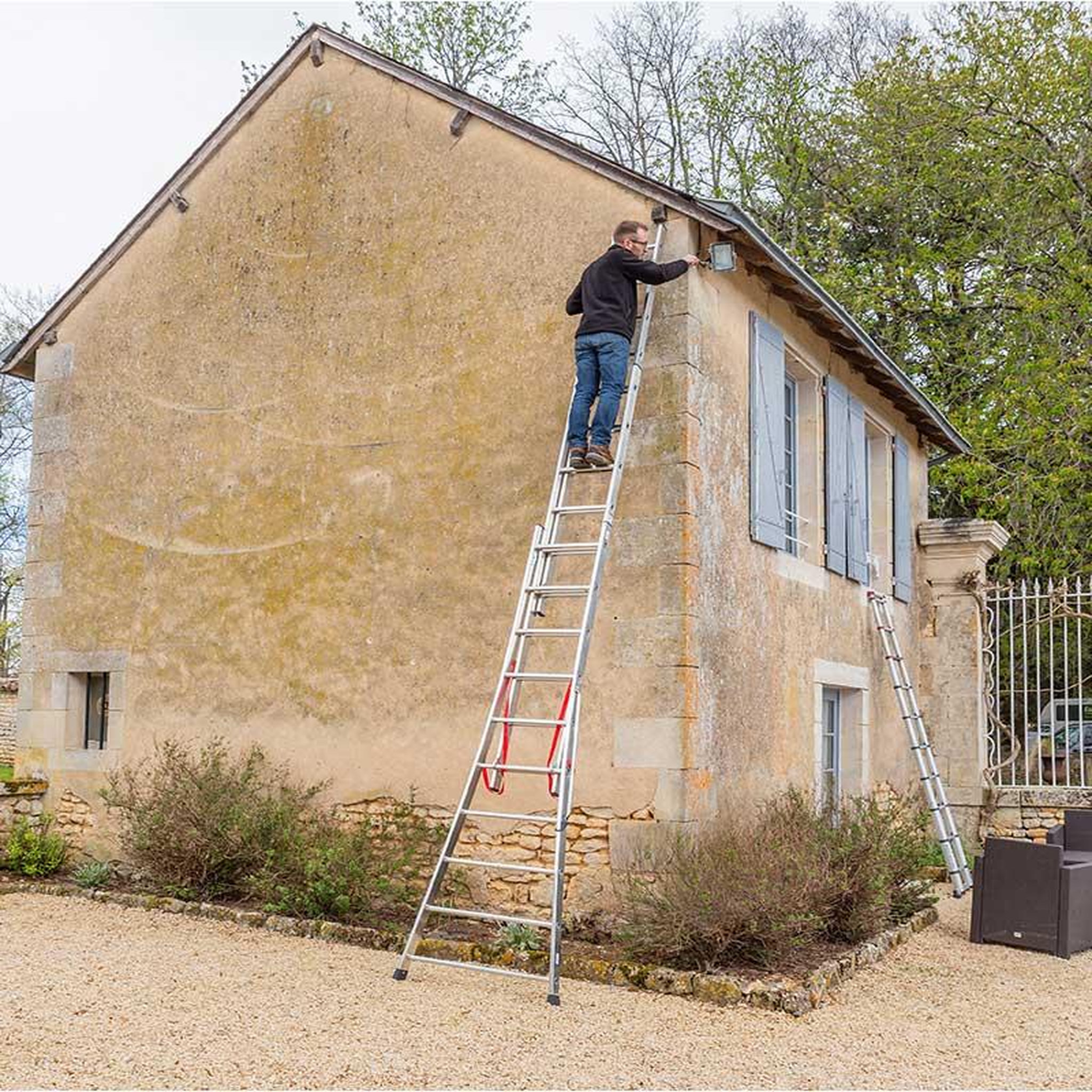 Voir la diapositive 2 : HAILO Echelle transformable base évasée 3 plans 3x10 échelons 6m/6,8m en alu Hailo Premium