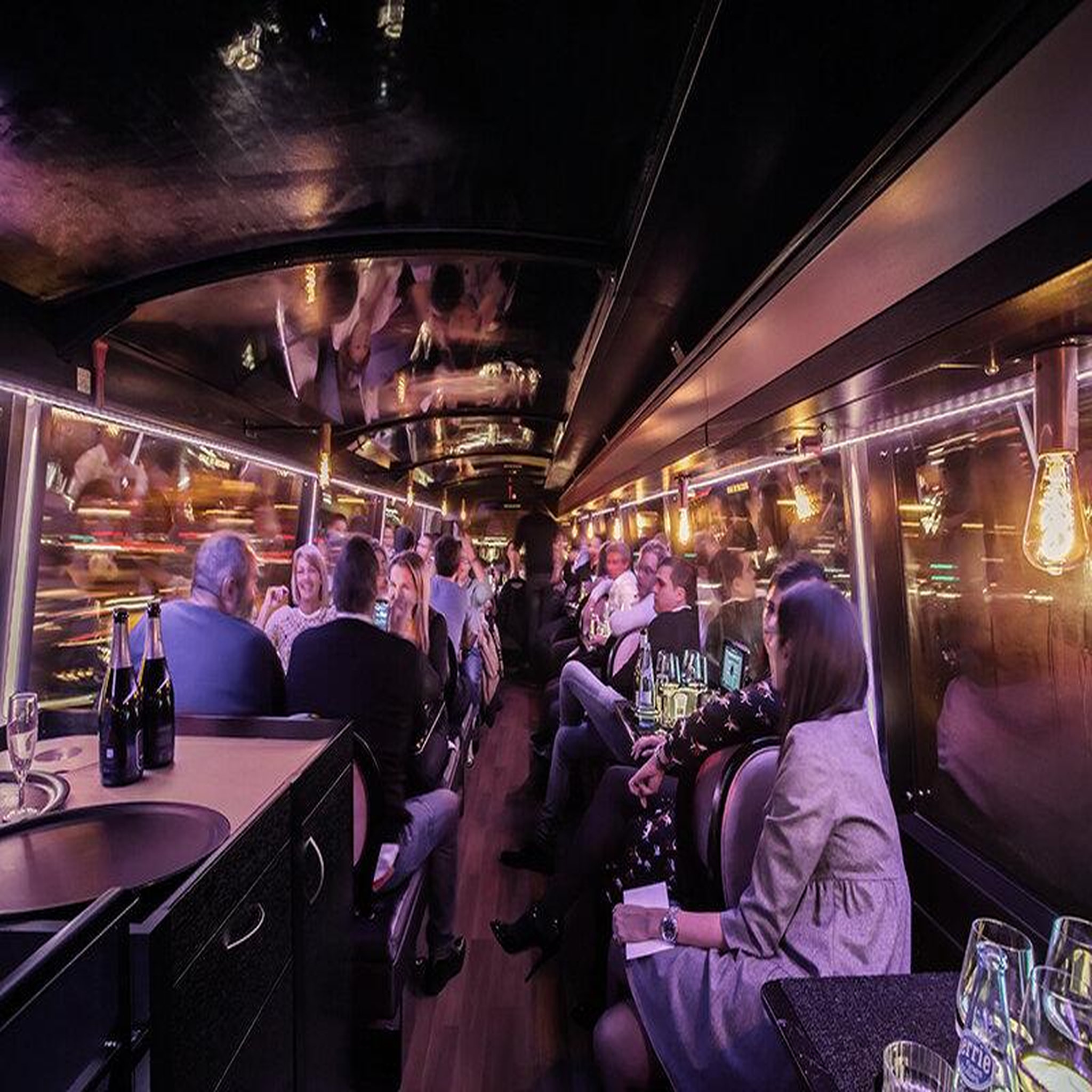 Voir la diapositive 3 : Smartbox Dîner insolite 5 plats avec visite de paris dans le bus à impériale le saint-germain 1920 - coffret cadeau gastronomie