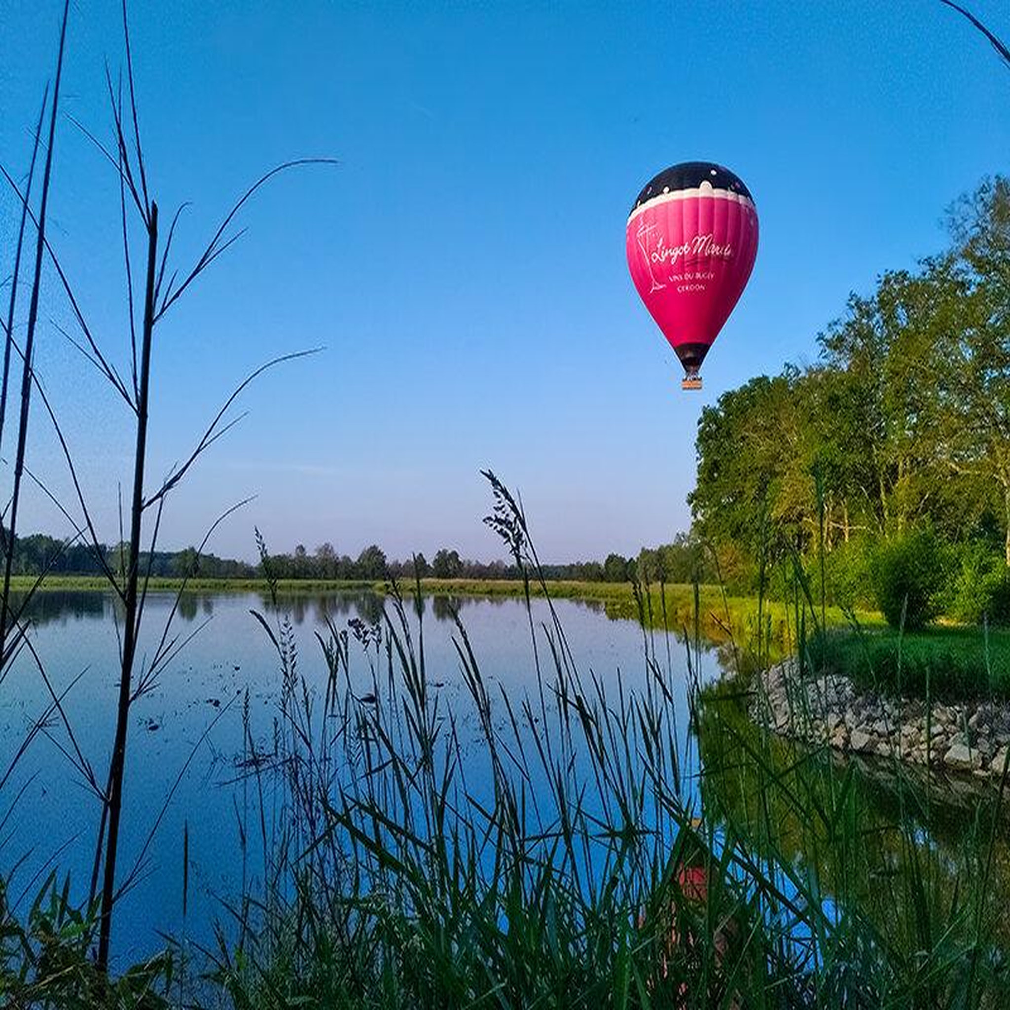 Voir la diapositive 2 : Smartbox Vol en montgolfière en week-end pour 2 personnes au-dessus des étangs de la Dombes - Coffret Cadeau Sport & Aventure