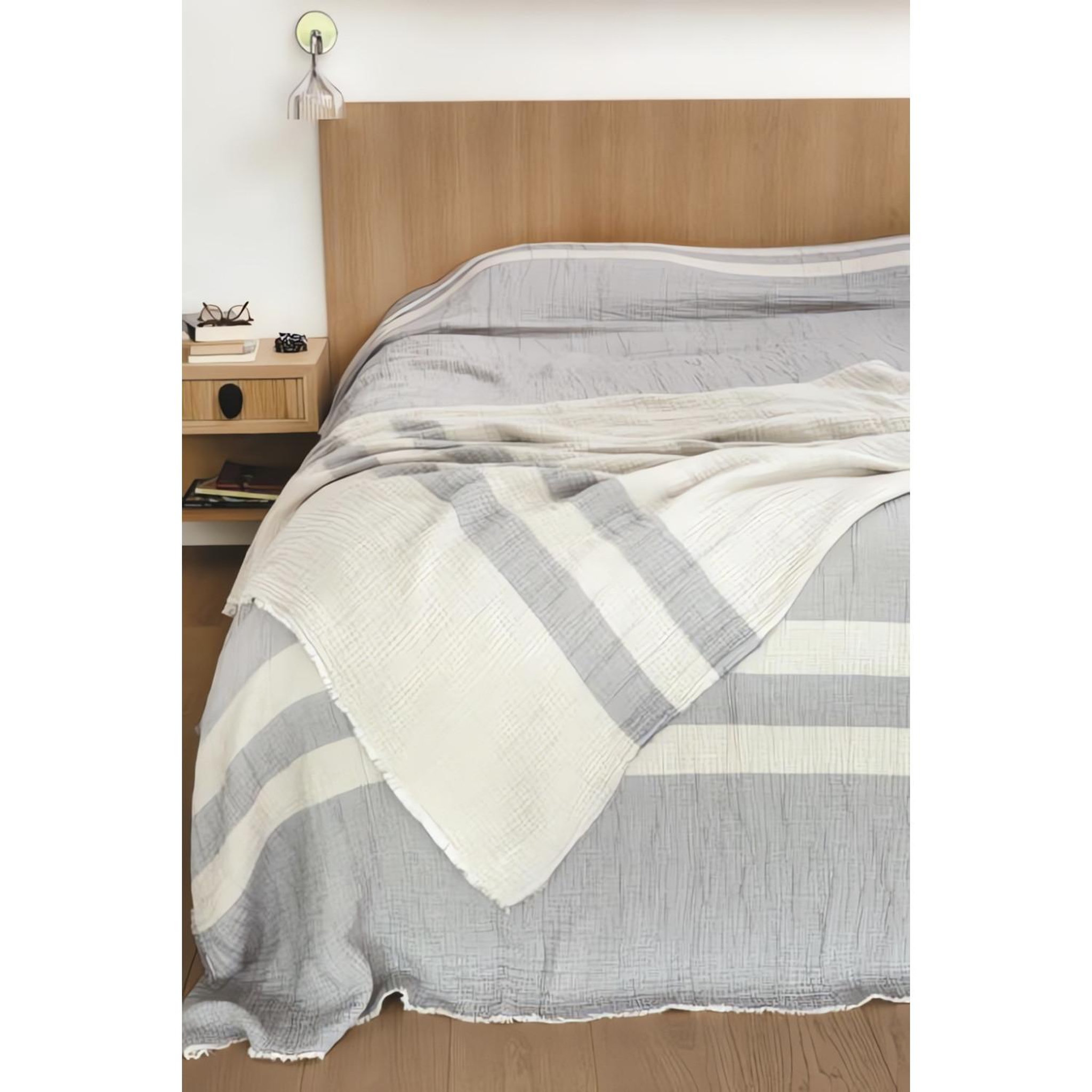 Toison d'or Jeté de lit 230x250 cm en coton gaufré pienza naturel et eau de bleu, par toison d'or