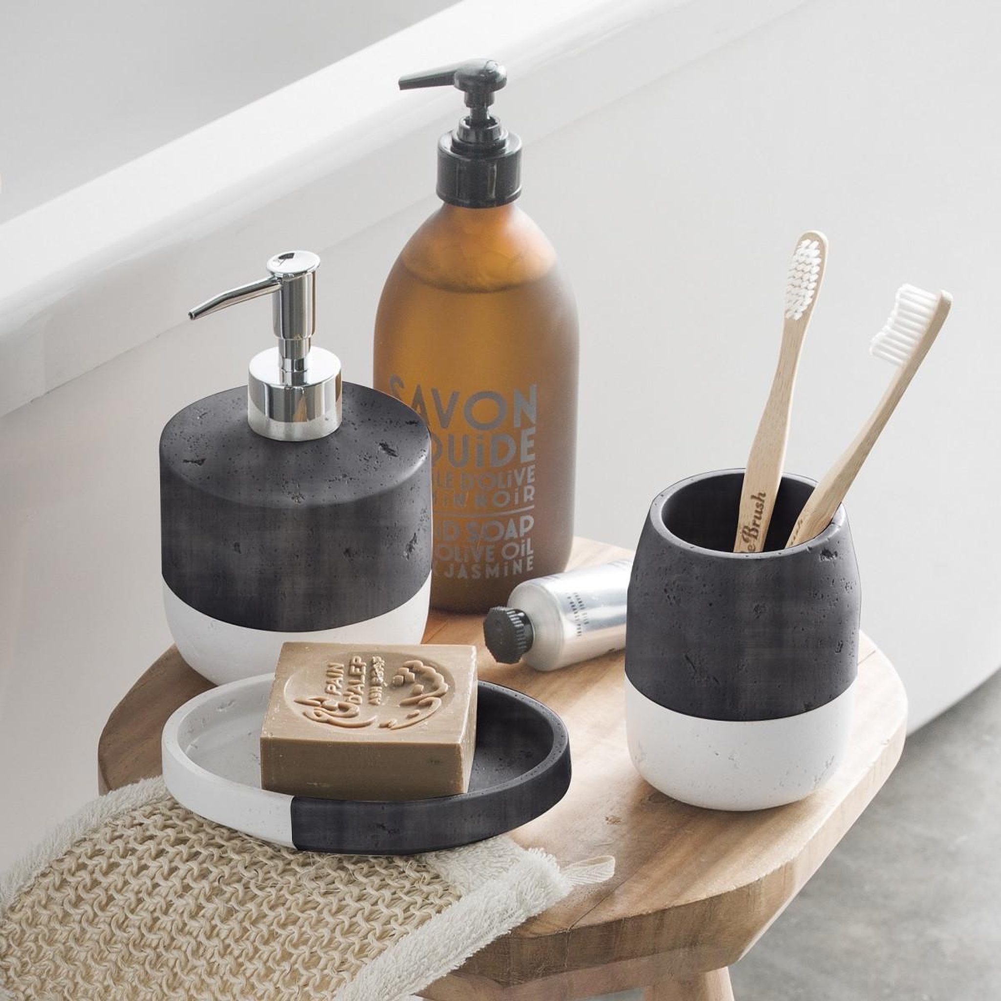 Voir la diapositive 3 : GUY LEVASSEUR Distributeur de savon bicolore en polyrésine hammam