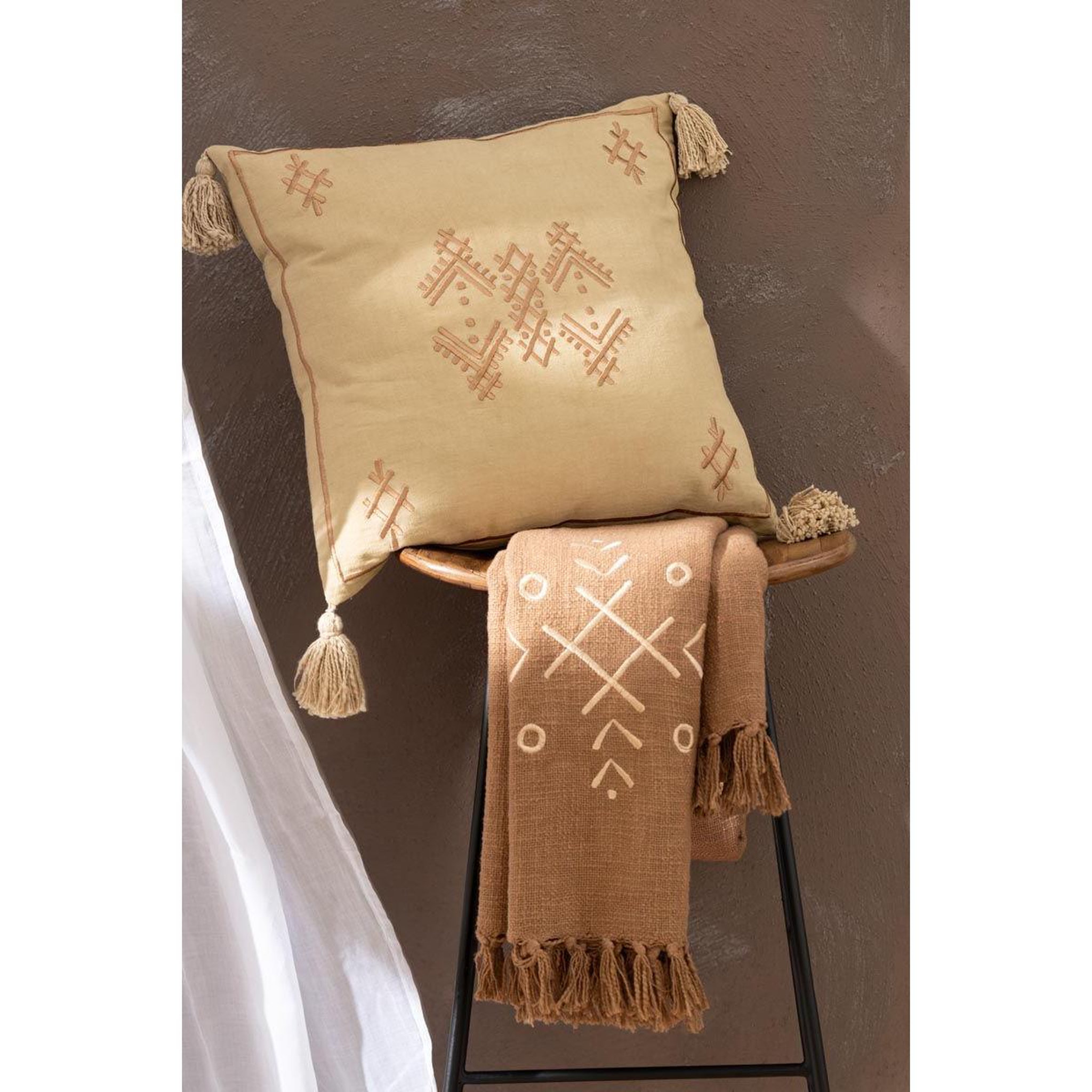 Voir la diapositive 6 : J-LINE Plaid design ethnique  camel  130x170cm marron