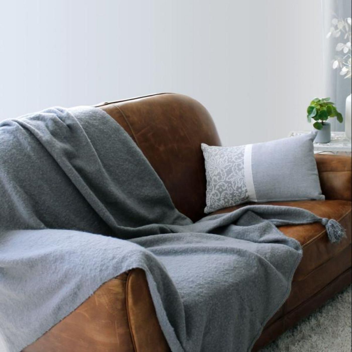 Paris Prix Plaid Effet Laine À Pompons  Célia  125x150cm Gris