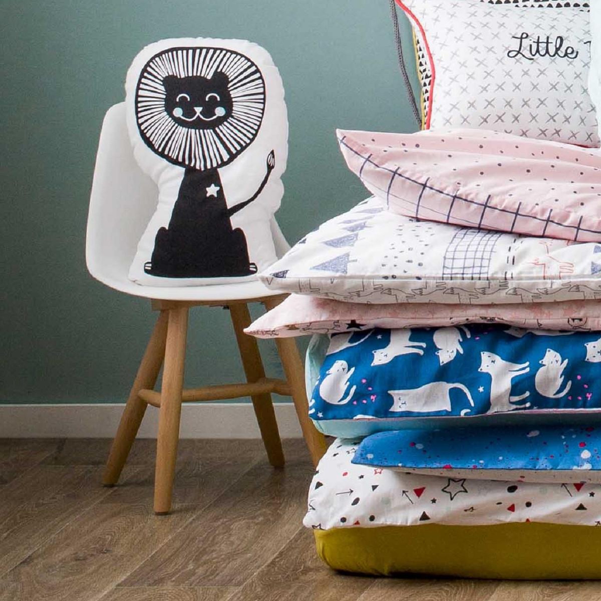Voir la diapositive 2 : FUTURE HOME Coussin enfant imprimé lion en coton 36x25cm CIRCUS