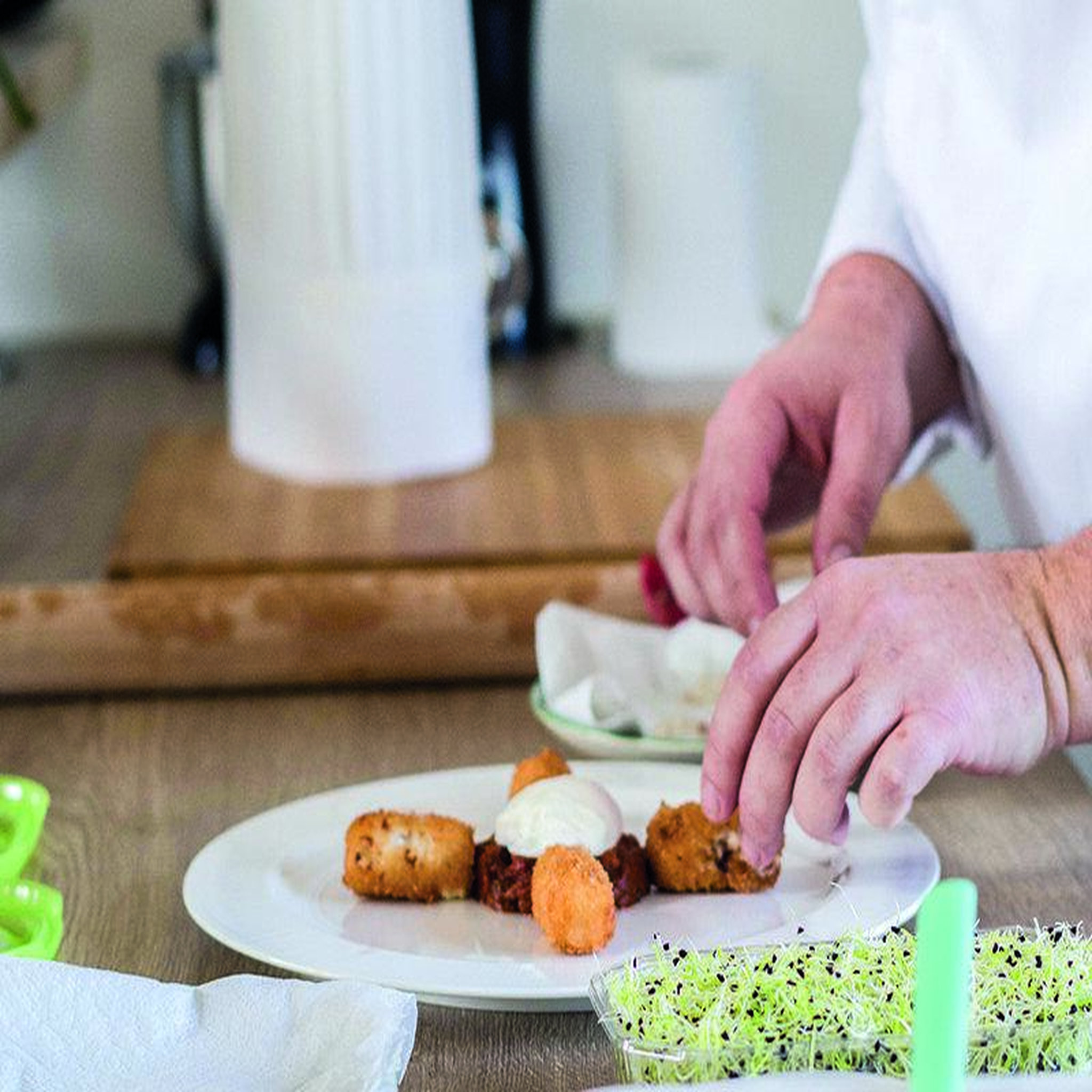 Voir la diapositive 4 : Smartbox Prestation de 4h par un chef cuisinier d'un menu gourmet à domicile pour 2 - coffret cadeau gastronomie
