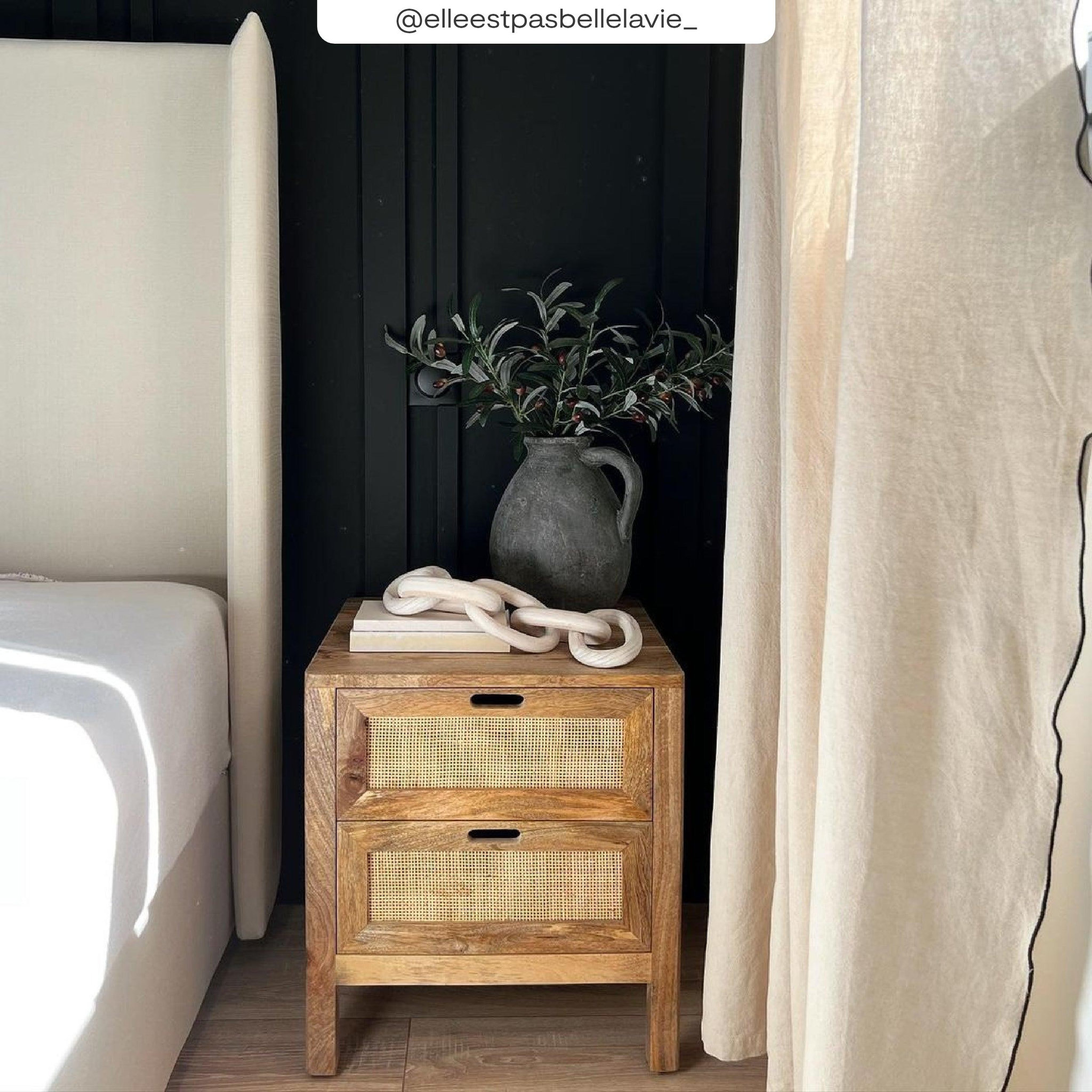 Voir la diapositive 5 : MAISON PAVANE Table de chevet 2 tiroirs en bois de manguier et cannage-félix