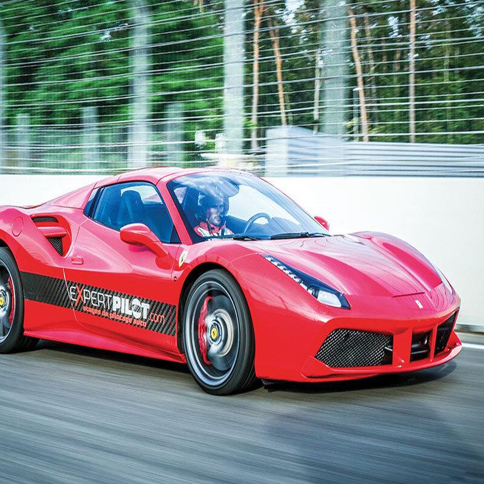Voir la diapositive 4 : Smartbox Pilotage : 3 tours au volant d'une ferrari f488 sur le circuit de dijon-prenois - coffret cadeau sport & aventure