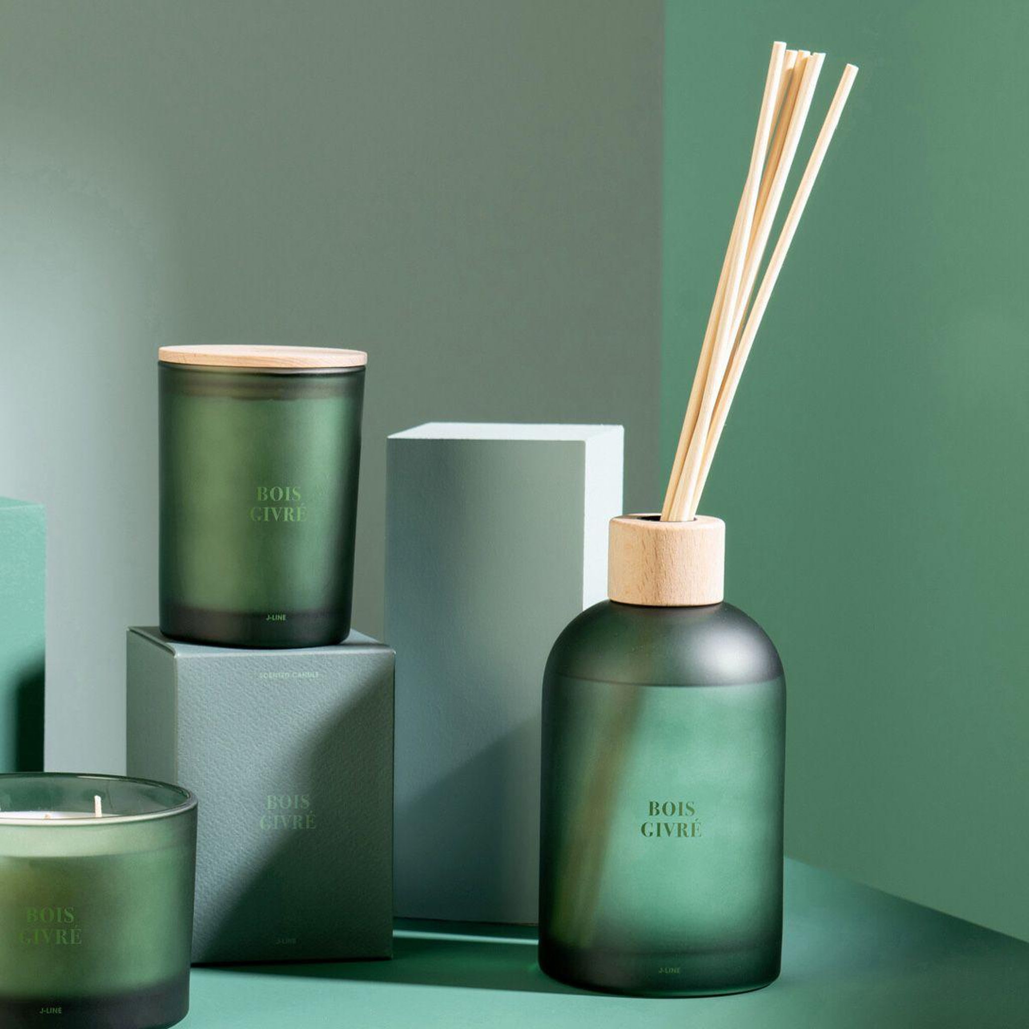 Voir la diapositive 5 : J-LINE Diffuseur de parfum  accords essentiels  550ml bois givré