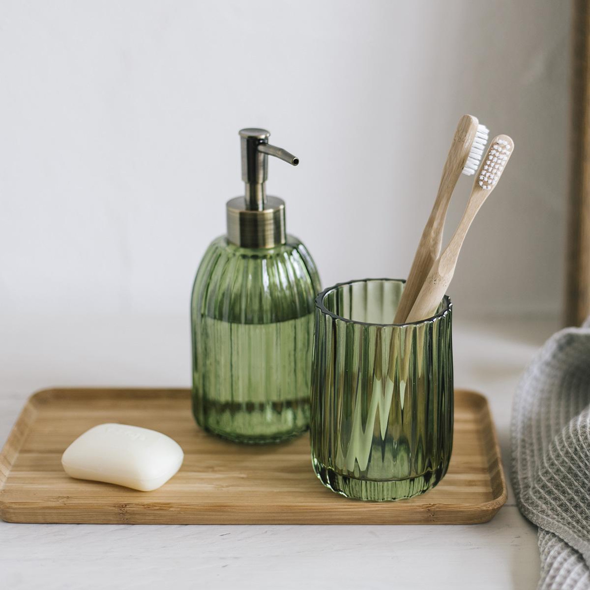 Voir la diapositive 2 : MAISON AUBERTIN Porte brosse a dent verre vert limo