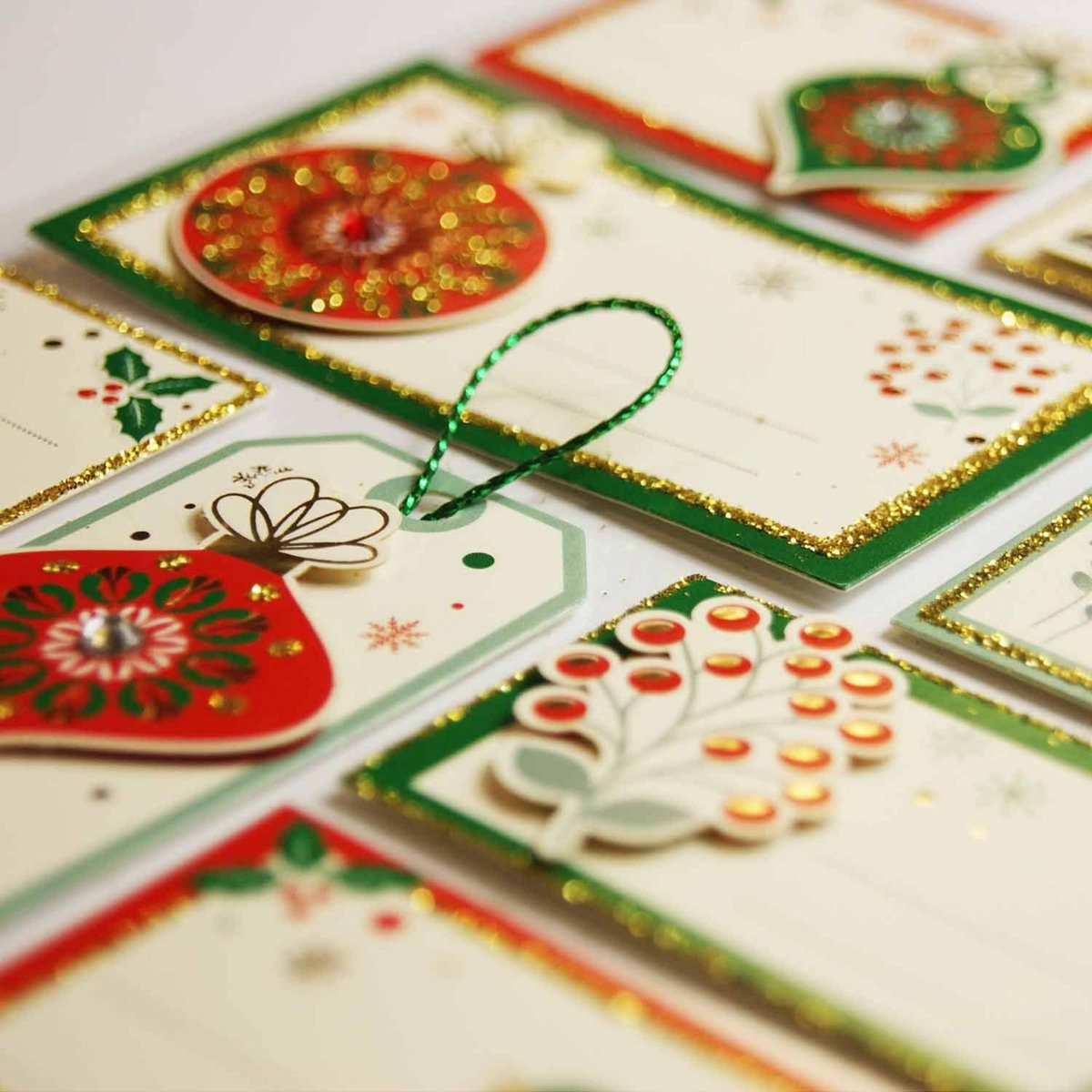 GLOBAL GIFT 8 étiquettes cadeaux autocollantes - Boules de Noël