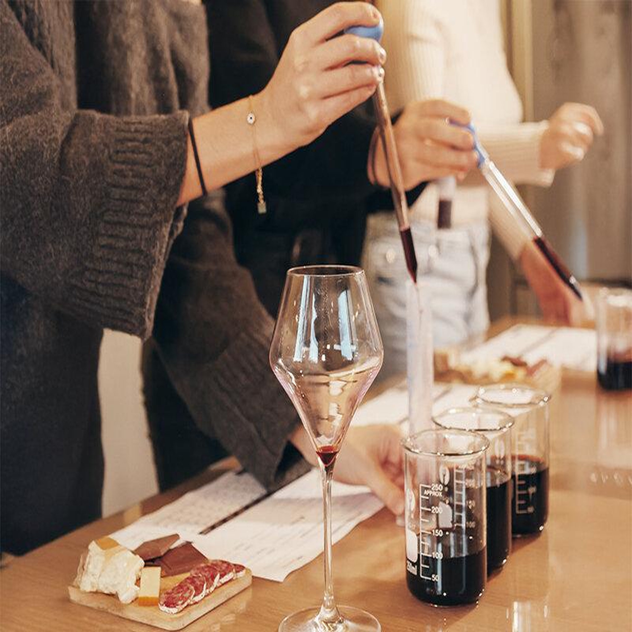 Voir la diapositive 5 : Smartbox Dégustation de vins, création avec assemblage d'une cuvée personnalisée à bordeaux pour 2 personnes - coffret cadeau gastronomie