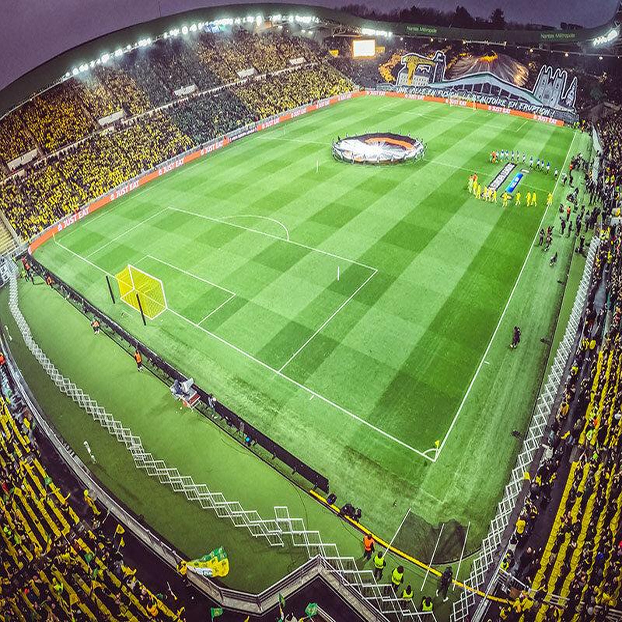 Voir la diapositive 2 : Smartbox FC Nantes : bon cadeau de 49,90 € sur la billetterie pour un match au choix pour 2 personnes - Coffret Cadeau Sport & Aventure