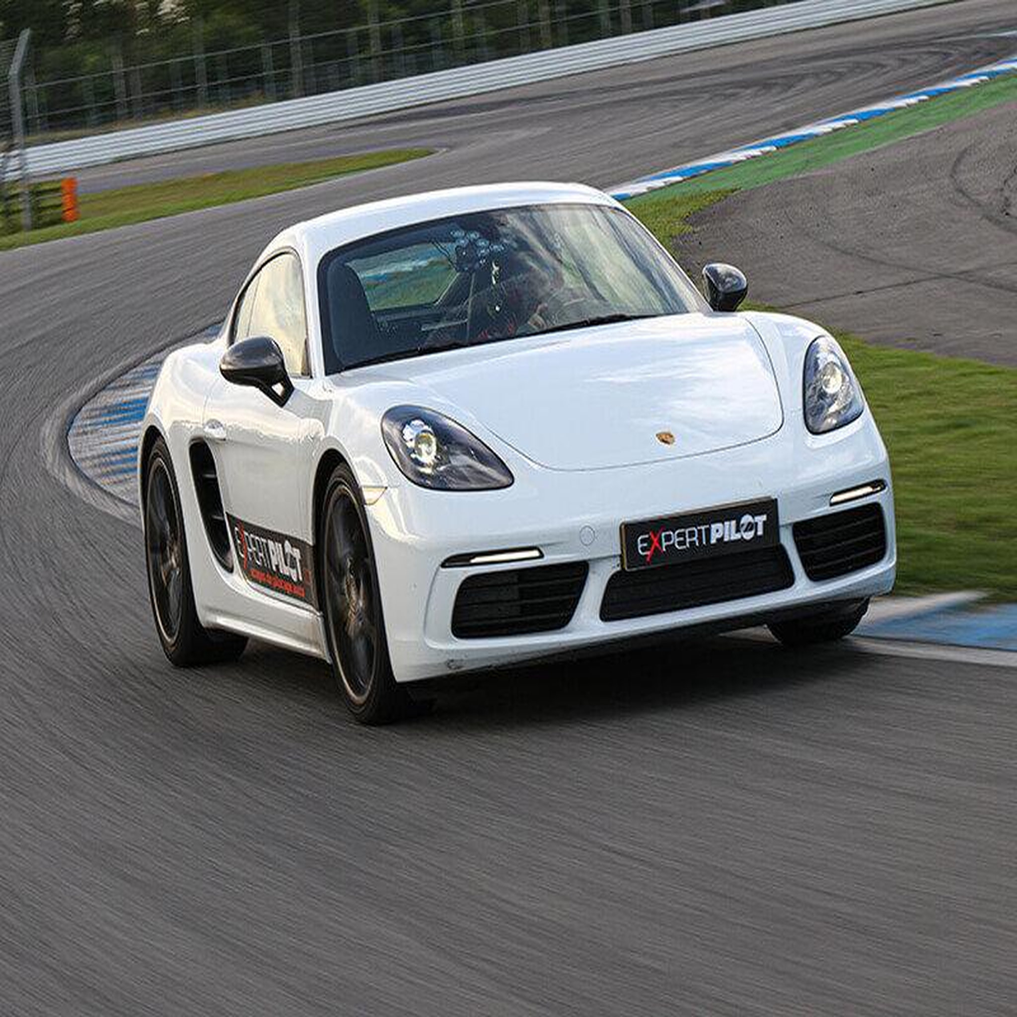 Voir la diapositive 3 : Smartbox Session pilotage de 2 tours de circuit en Porsche Cayman à Dijon - Coffret Cadeau Sport & Aventure