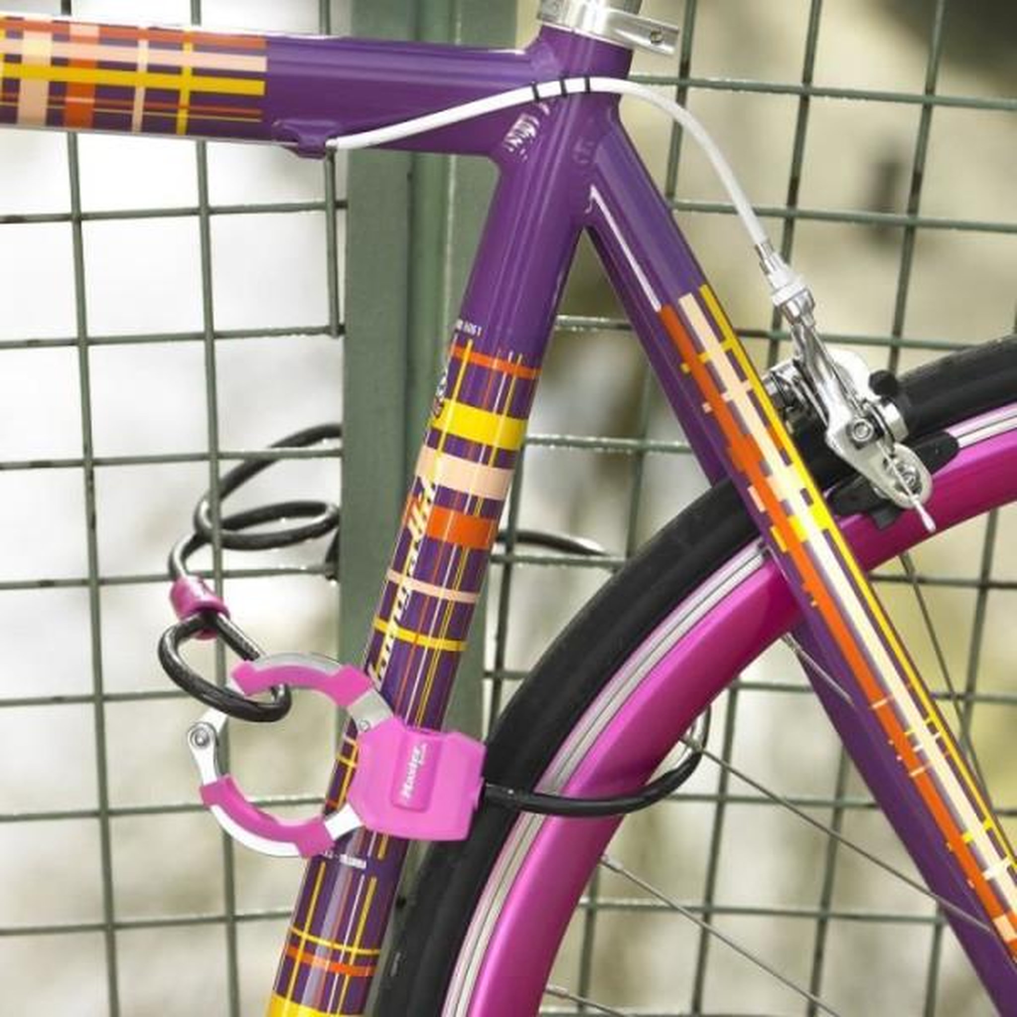 Voir la diapositive 4 : Master lock Antivol a Clé avec Menotte - Master Lock 8275EURDPRO - 1m - Idéal pour trottinettes - Noir